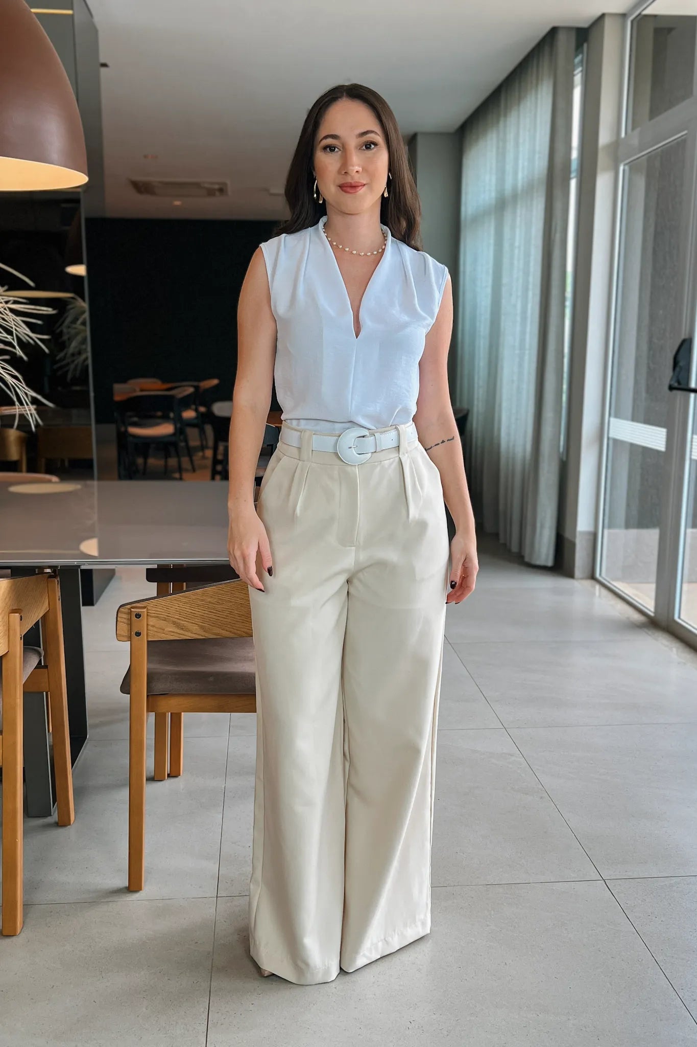 Conjunto: Blusa Textura Regata Decote "V" Tatiana Branca + Calça Pantalona Detalhe Passador Marina Creme