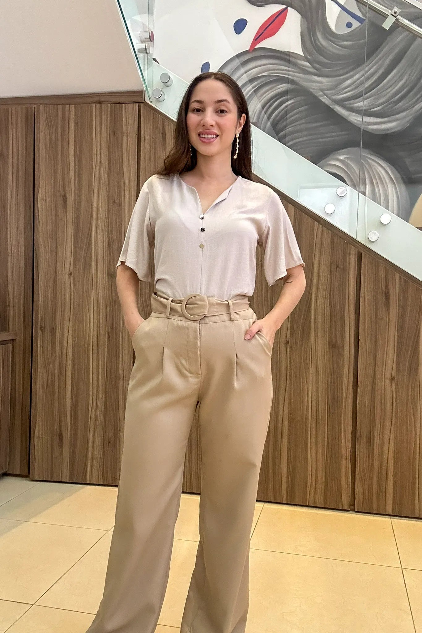 Conjunto: Blusa Em Visco Soft Recorte Frontal Detalhe Botões Josy Creme + Calça Corte Reto Detalhe Cinto Priscila Bege