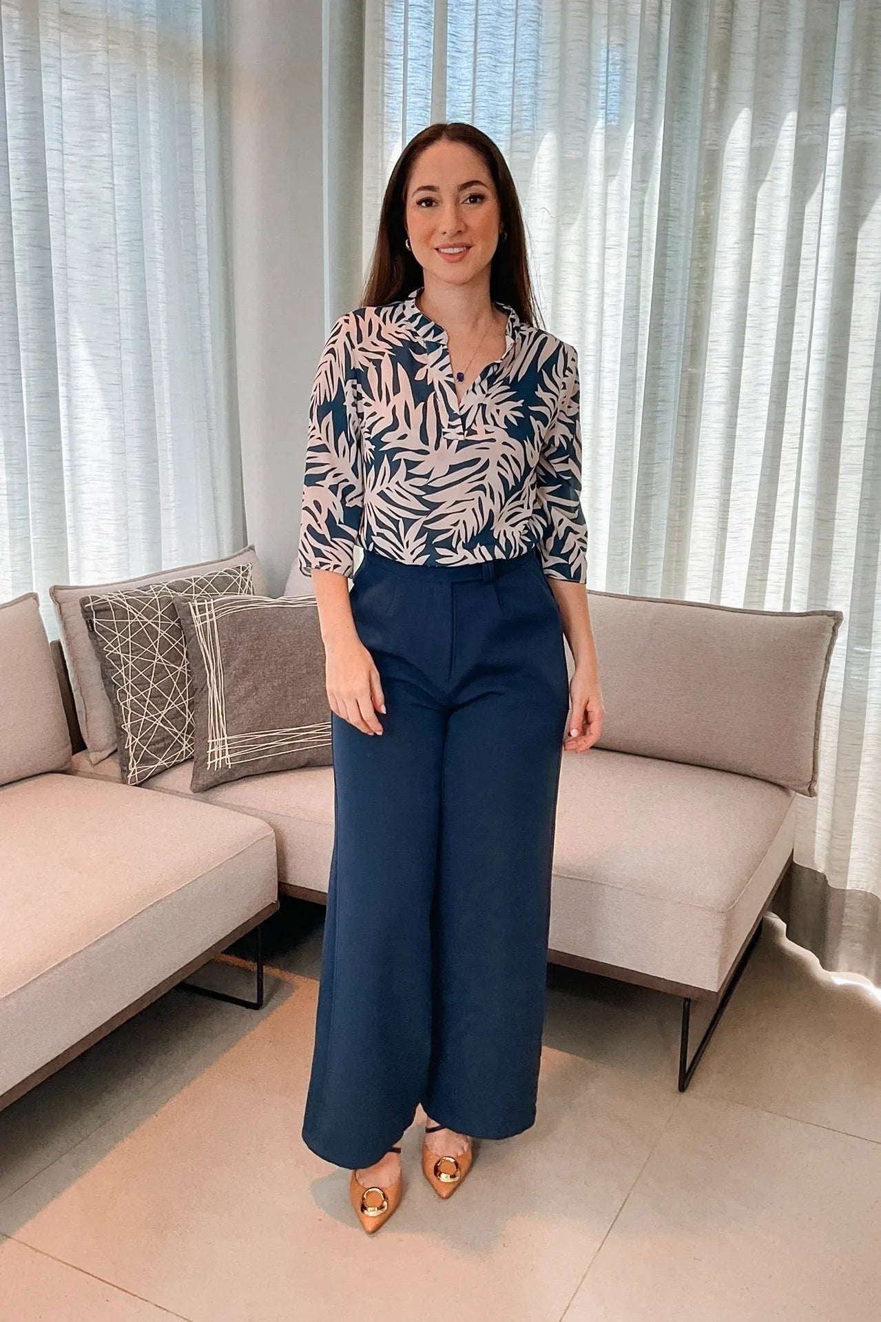 Conjunto: Blusa Manga 3/4 Decote "V" Deise Estampada Azul + Calça Pantalona Alfaiataria Mariane Azul Marinho