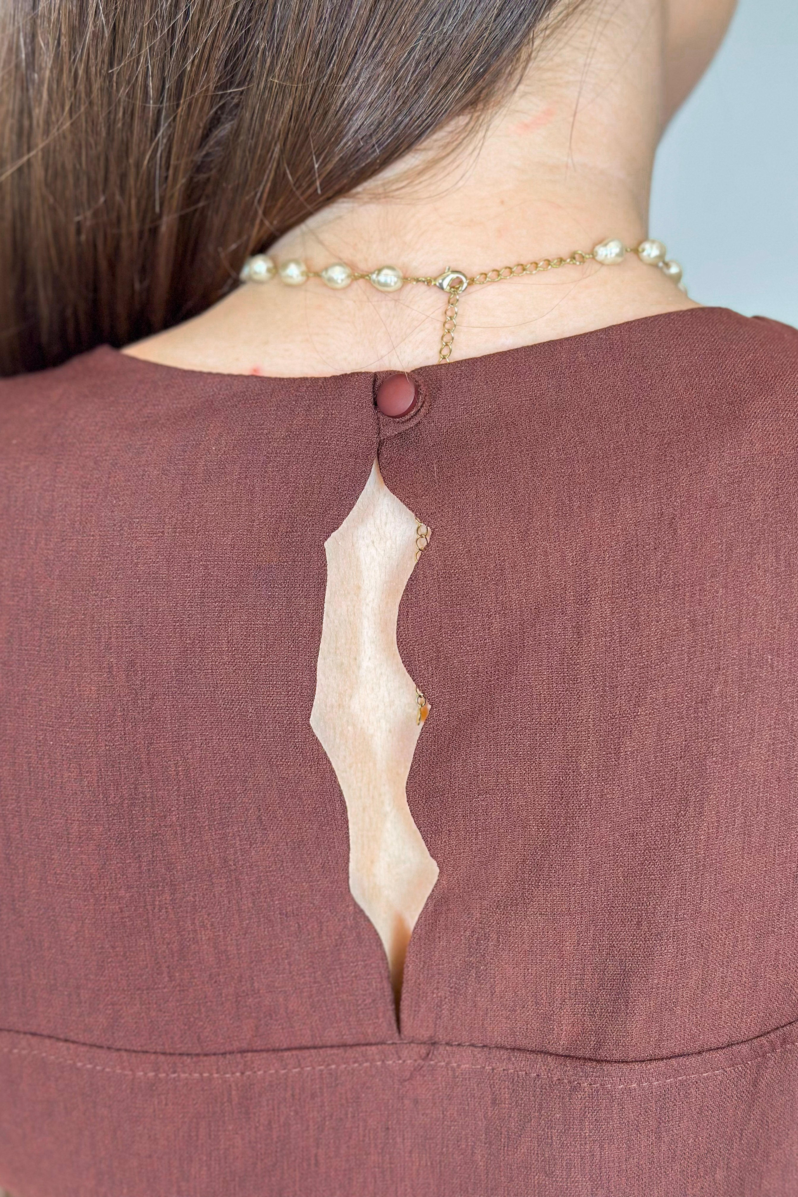 Blusa Manga Curta Em Visco Soft Recorte Costa Detalhe Ondulado Julieta Marrom