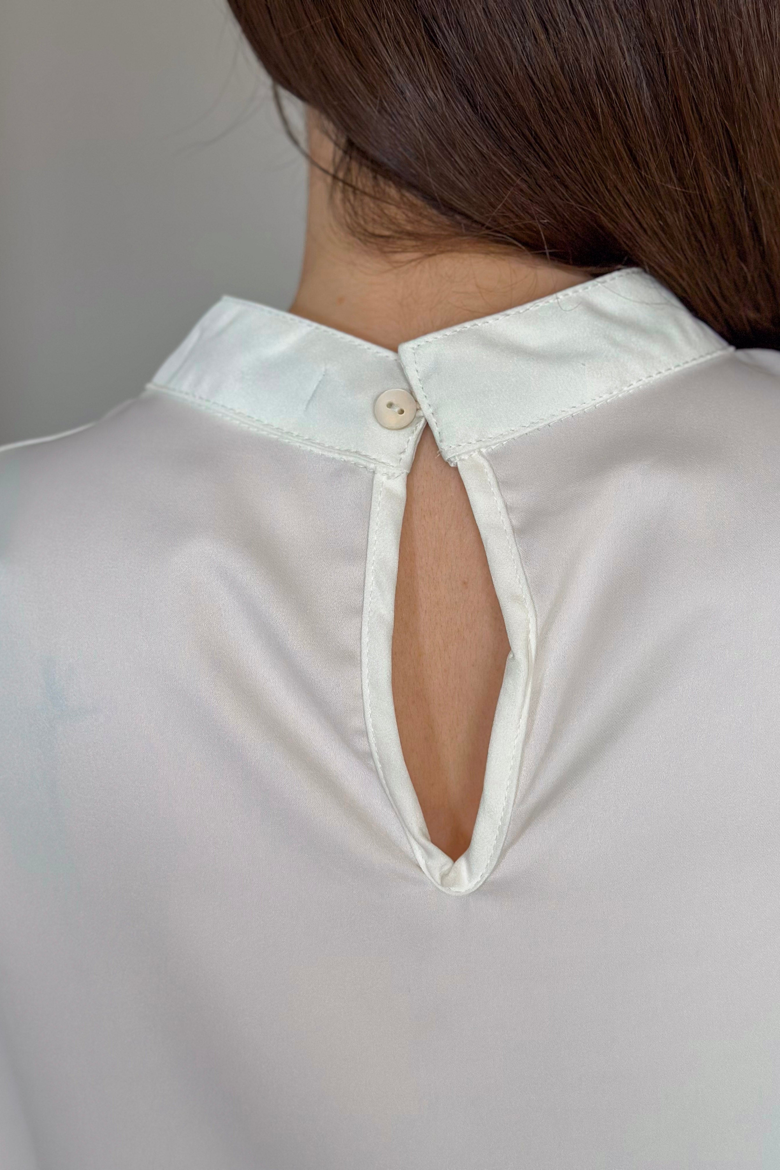 Blusa Regata em Poly Silk Detalhe Pregas Colo Lorrana Branca