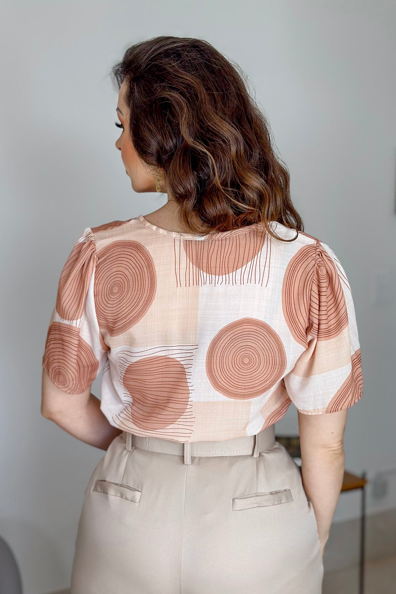 Blusa Manga Curta Tendência Crepe Detalhe Colo Glória Pires Estampada Bege - imporium