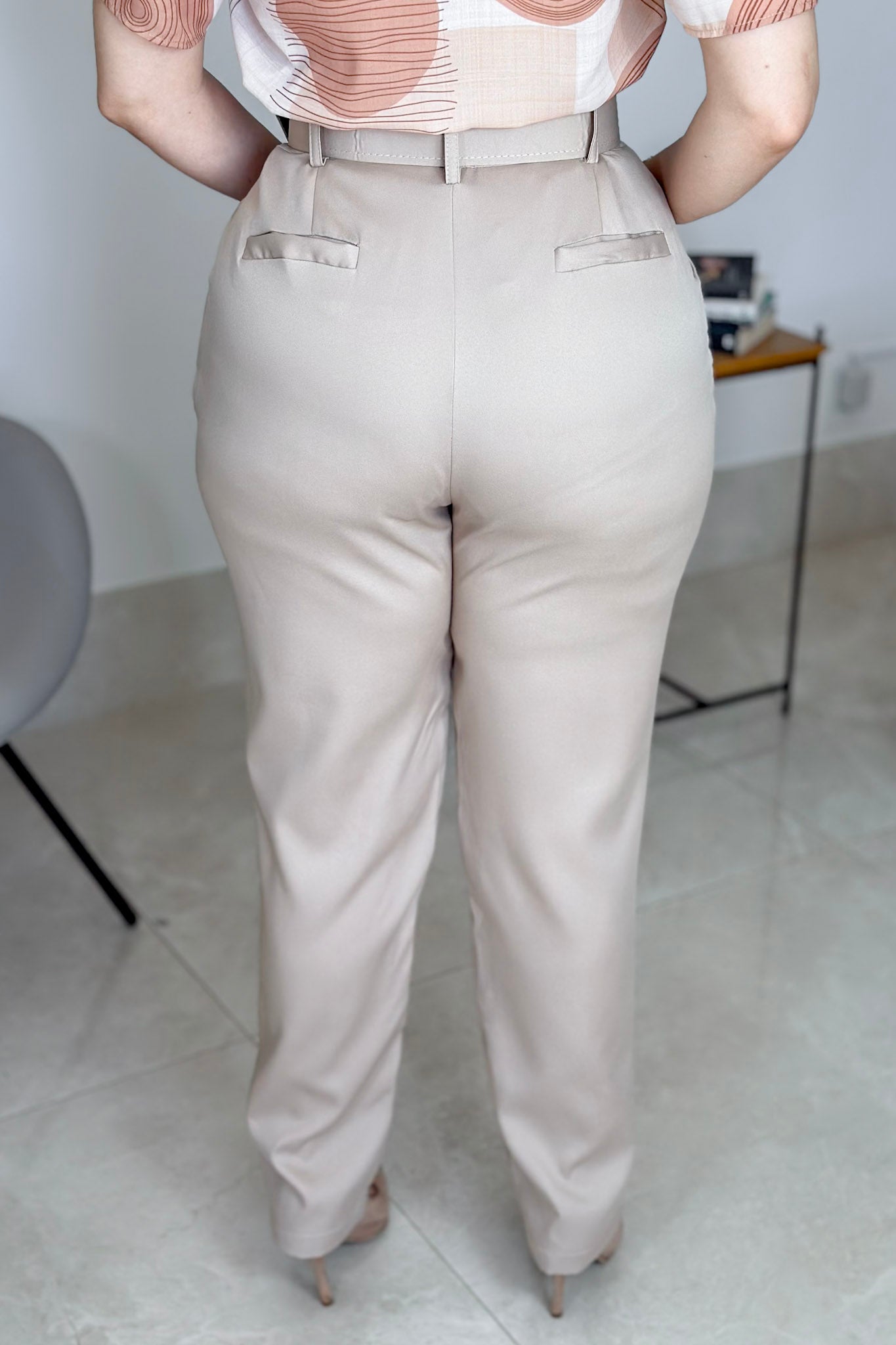 Calça Cenoura Cinto Encapado Bege