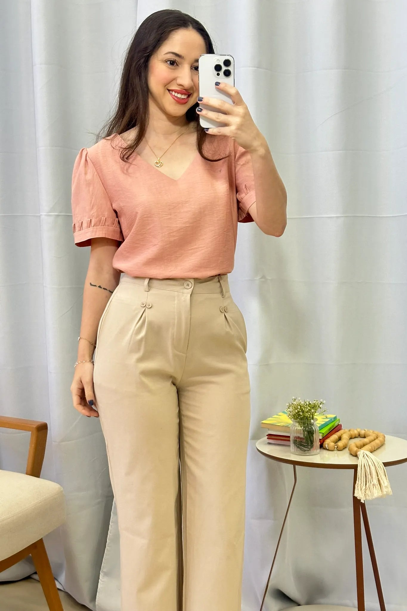Conjunto: Blusa Manga Curta Decote "V" Visco Nature Gal Costa Rose + Calça Pantalona Detalhe Botões Crepe Alfaiataria Larissa Bege