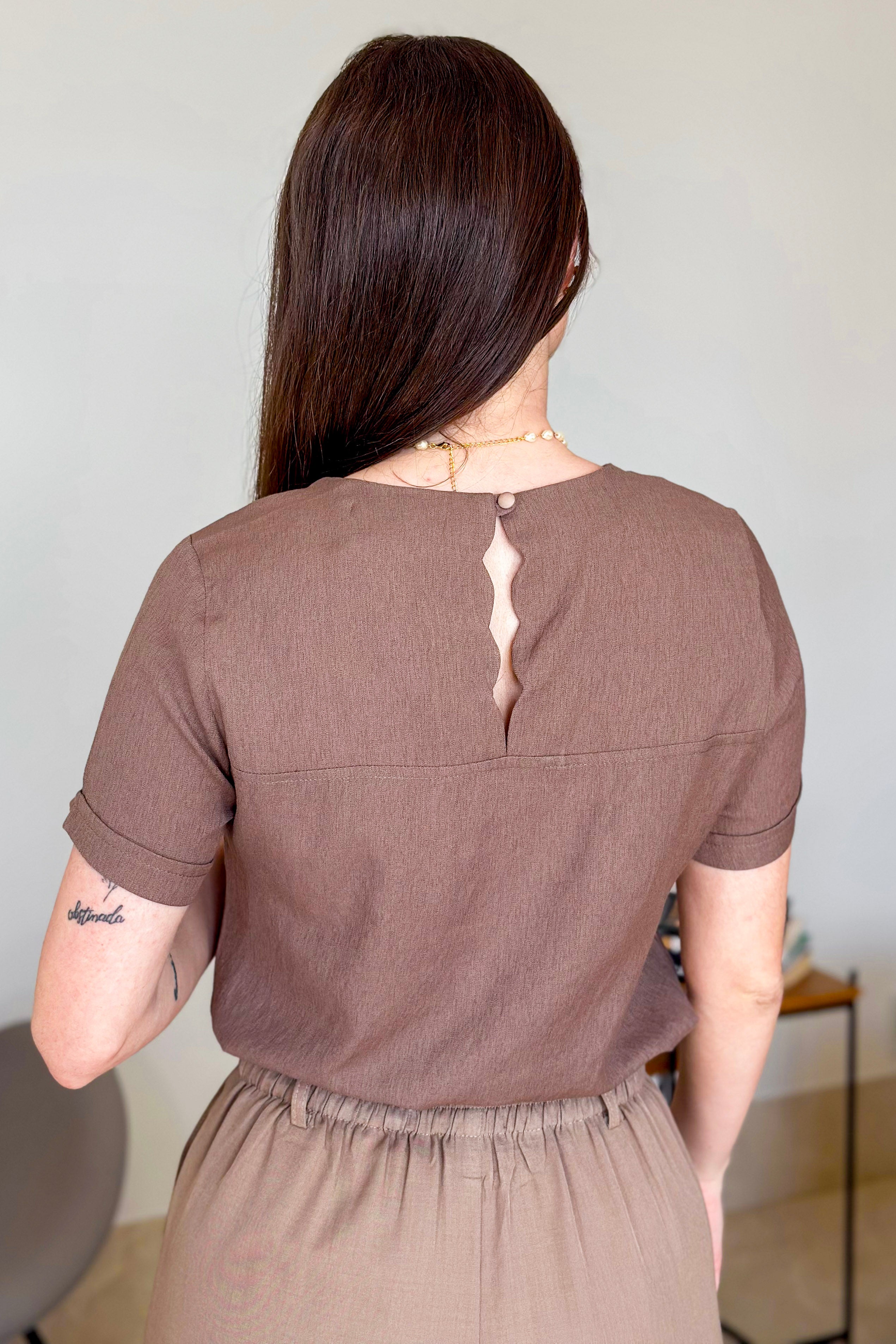 Blusa Manga Curta Em Visco Soft Recorte Costa Detalhe Ondulado Julieta Marrom Claro