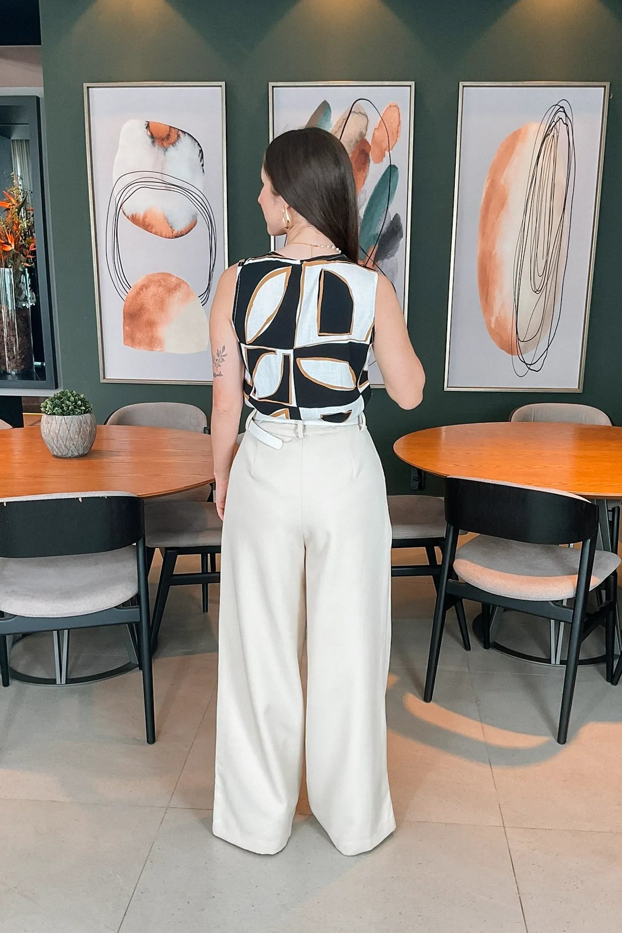 Conjunto: Blusa Viscose Regata Botões Vazado Fatima Estampada Preta + Calça Pantalona Detalhe Passador Marina Creme