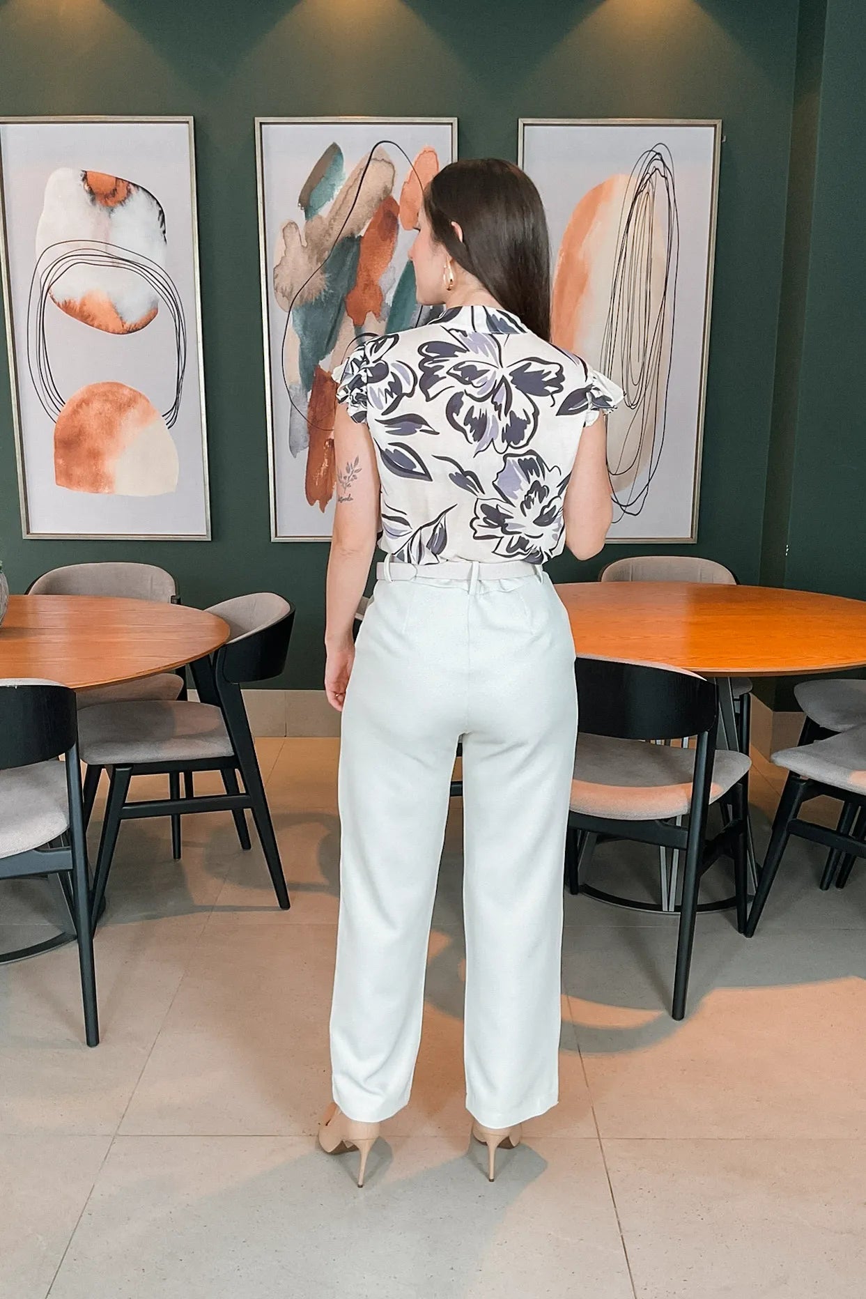 Conjunto: Blusa Decote "V" Babados Manga Taina Estampada Creme + Calça Pantalona Corte Reto Maitê Bege