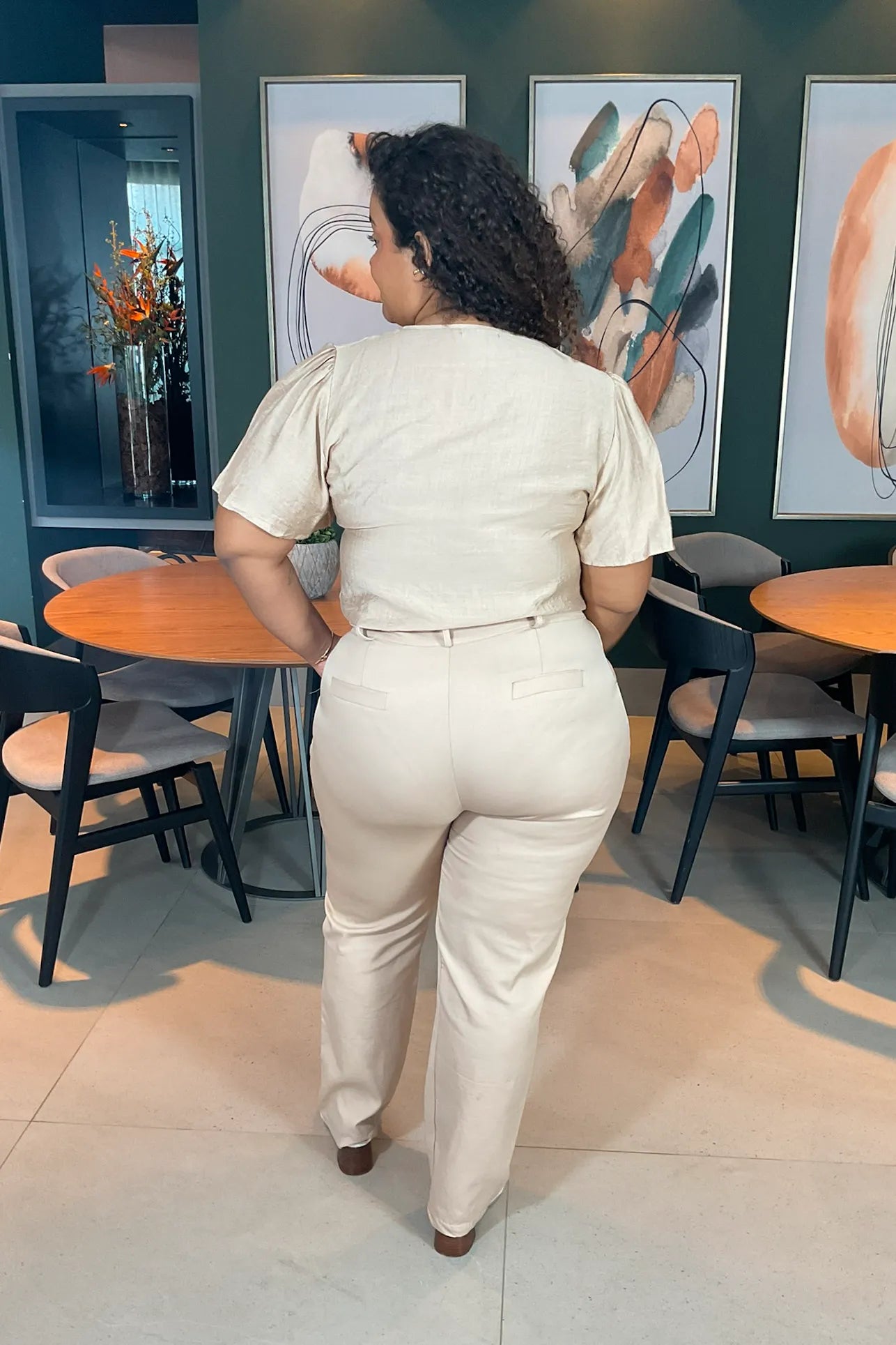 Conjunto: Blusa Manga Curta Visco Acetinado Decote "V" Detalhe Gola Plus Size Cassia Bege + Calça Cenoura Cinto Encapado Bege