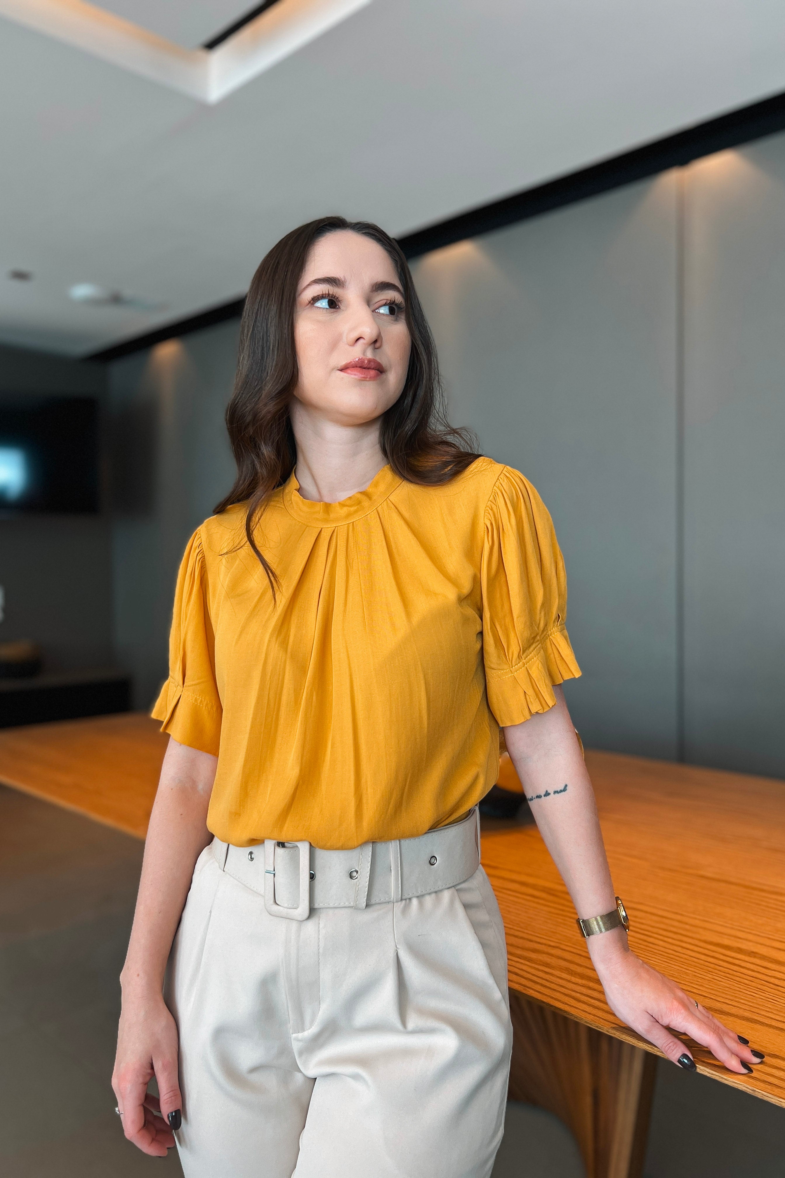 Blusa Manga Curta Plissada Viscose Juliana Mostarda