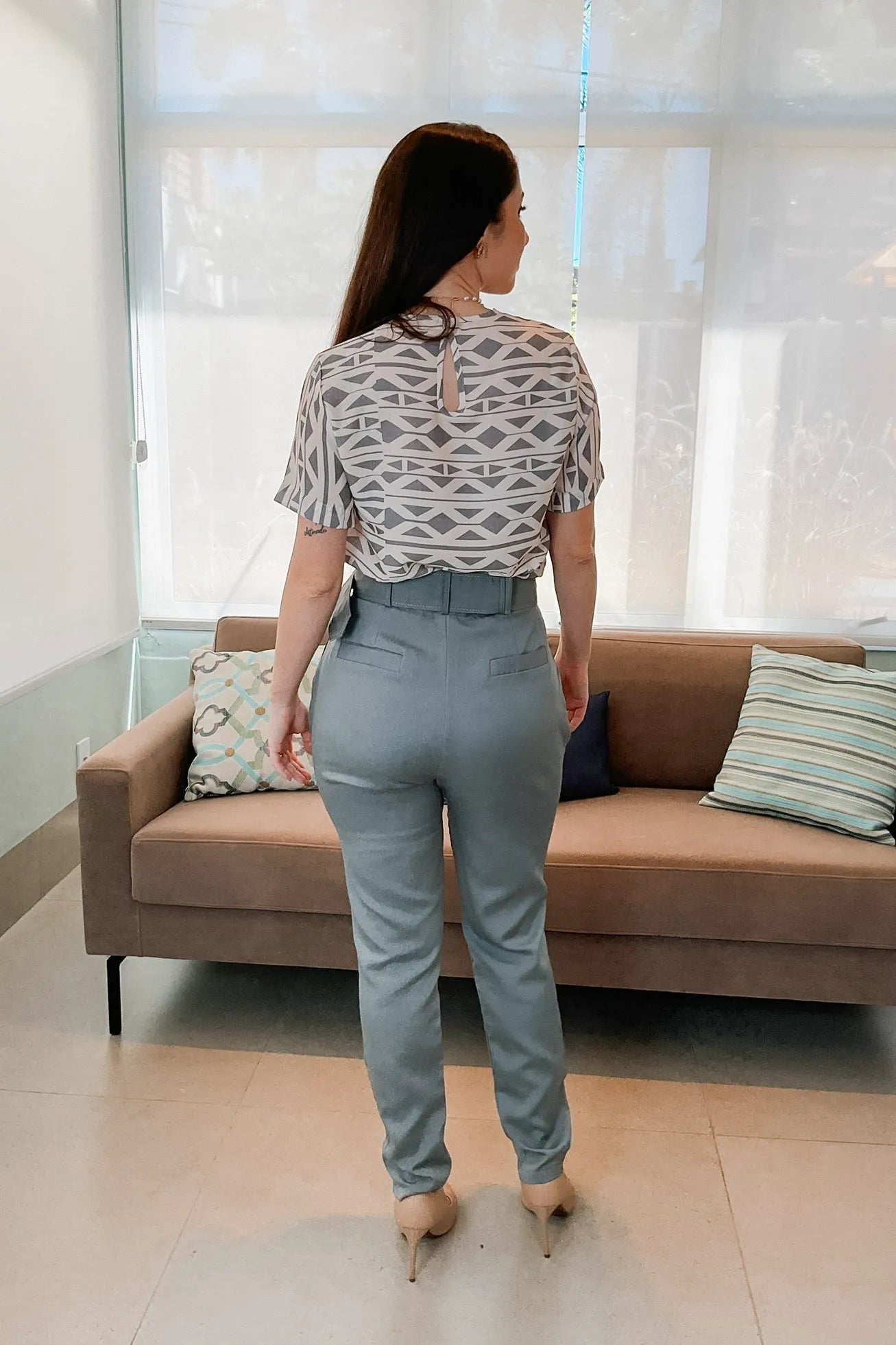 Conjunto: Blusa Manga Curta Crepe Touch Detalhe Assimétrico Denise Estampada Cinza + Calça Cenoura Cinto Encapado Cinza