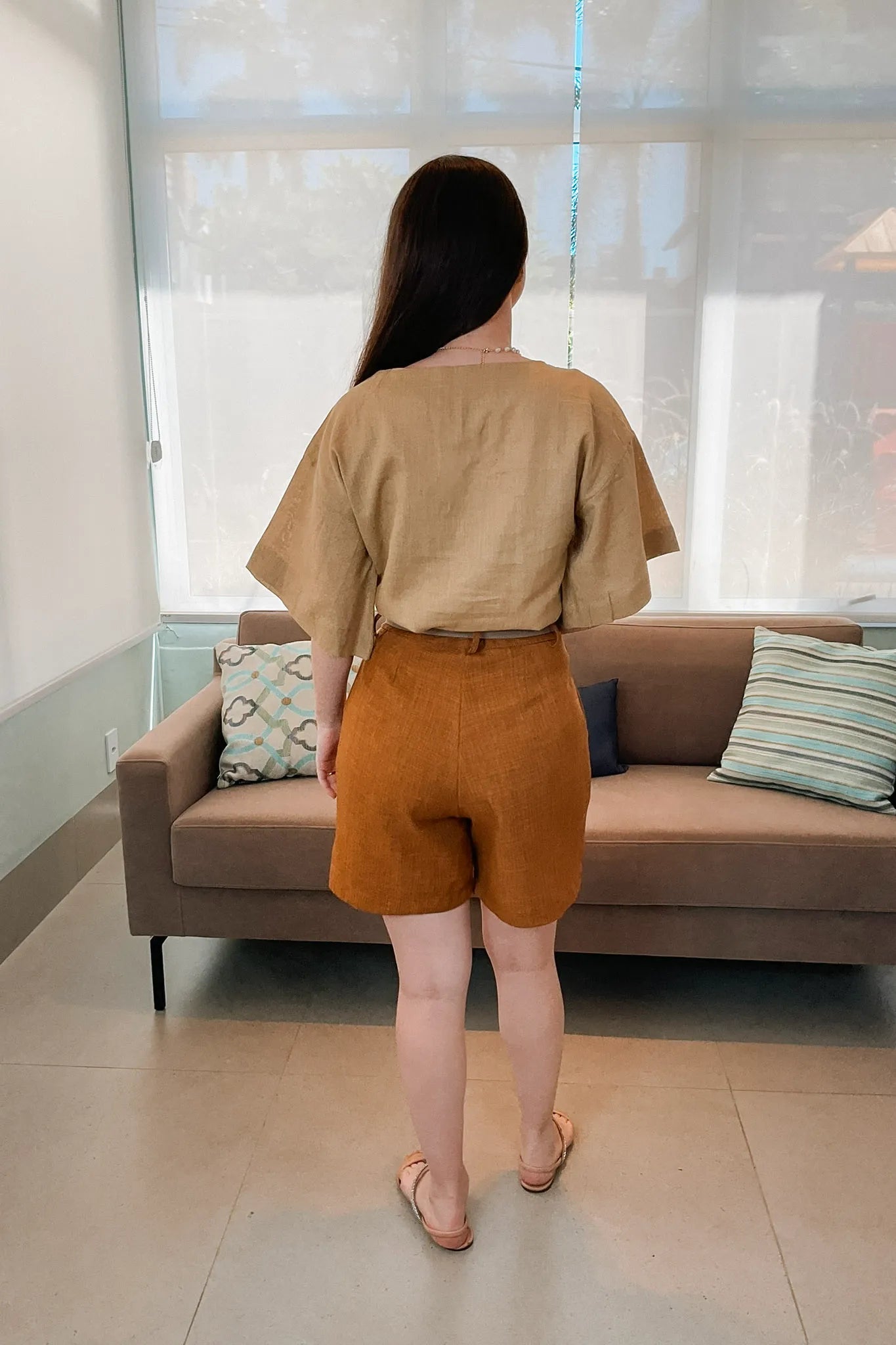 Conjunto: Blusa Manga Curta Detalhe Frente Eduarda Marrom + Short Em Linho Antônia Marrom