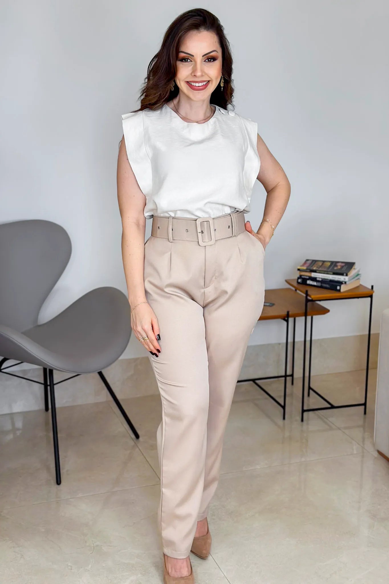 Conjunto: Blusa Regata Detalhe Botão Ombro Miriam Creme + Calça Cenoura Cinto Encapado Bege