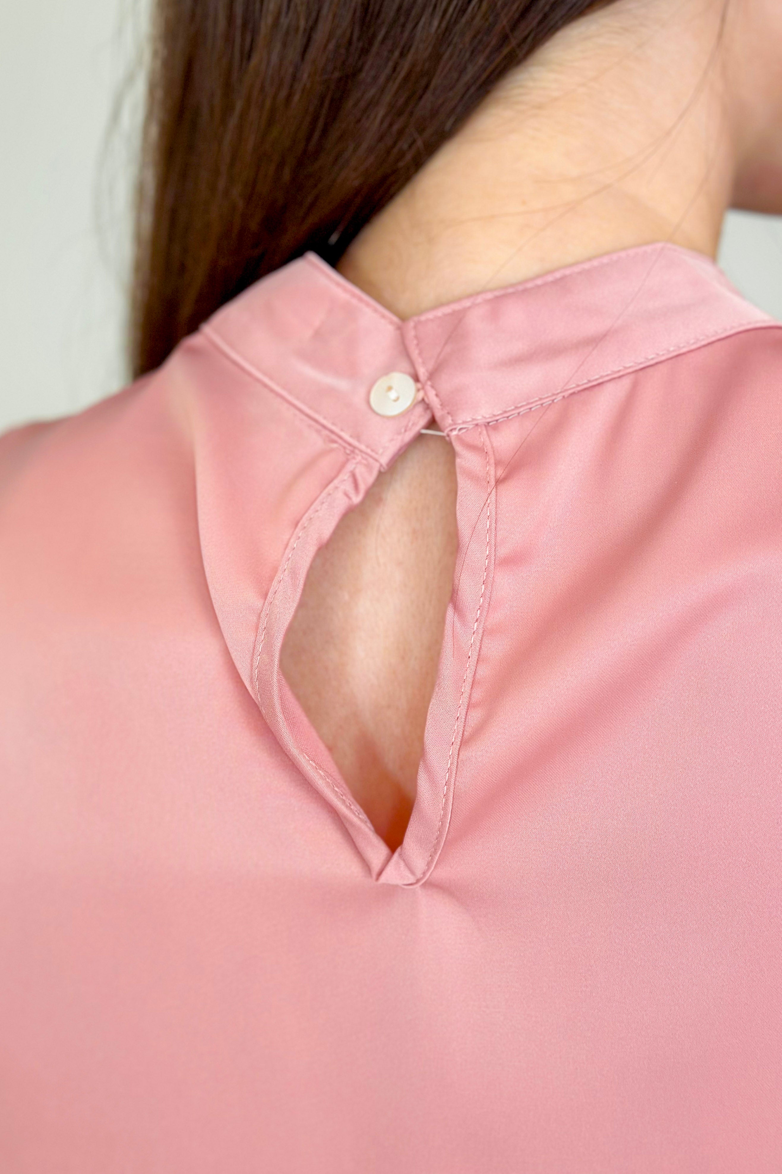 Blusa Regata em Poly Silk Detalhe Pregas Colo Lorrana Rosa
