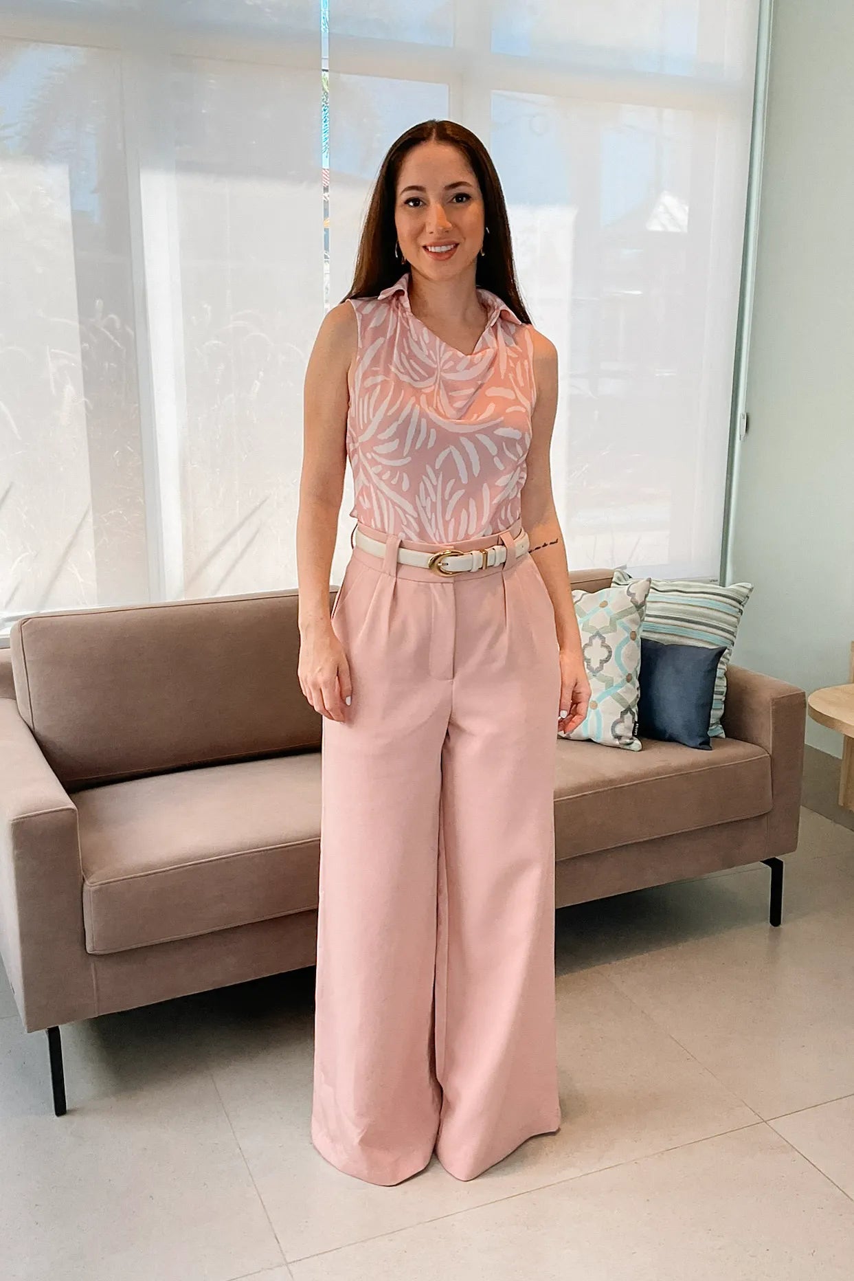 Conjunto: Regata Em Crepe Detalhe Gola Lídia Estampada Rosa + Calça Pantalona Detalhe Passador Marina Rosa Claro