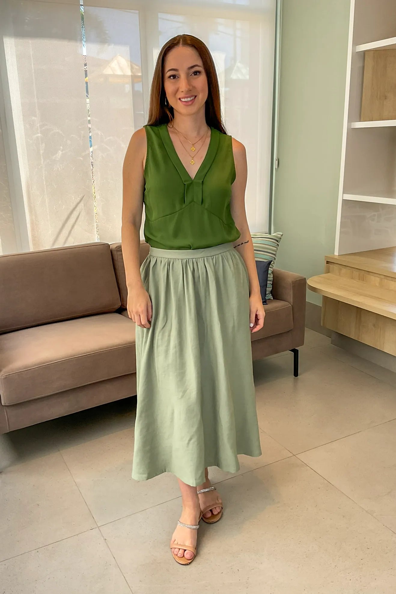 Conjunto: Blusa Regata New Crepe Decote "V" Thalia Verde Militar + Saia Midi Samanta Verde