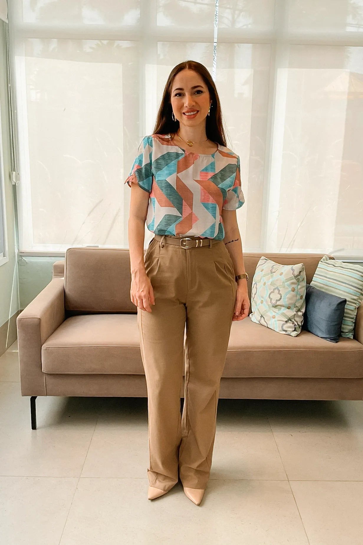 Conjunto: Blusa Manga Curta Estampa Geométrica Giulia Bege + Calça Corte Reto Em Linho Soft Noemi Marrom