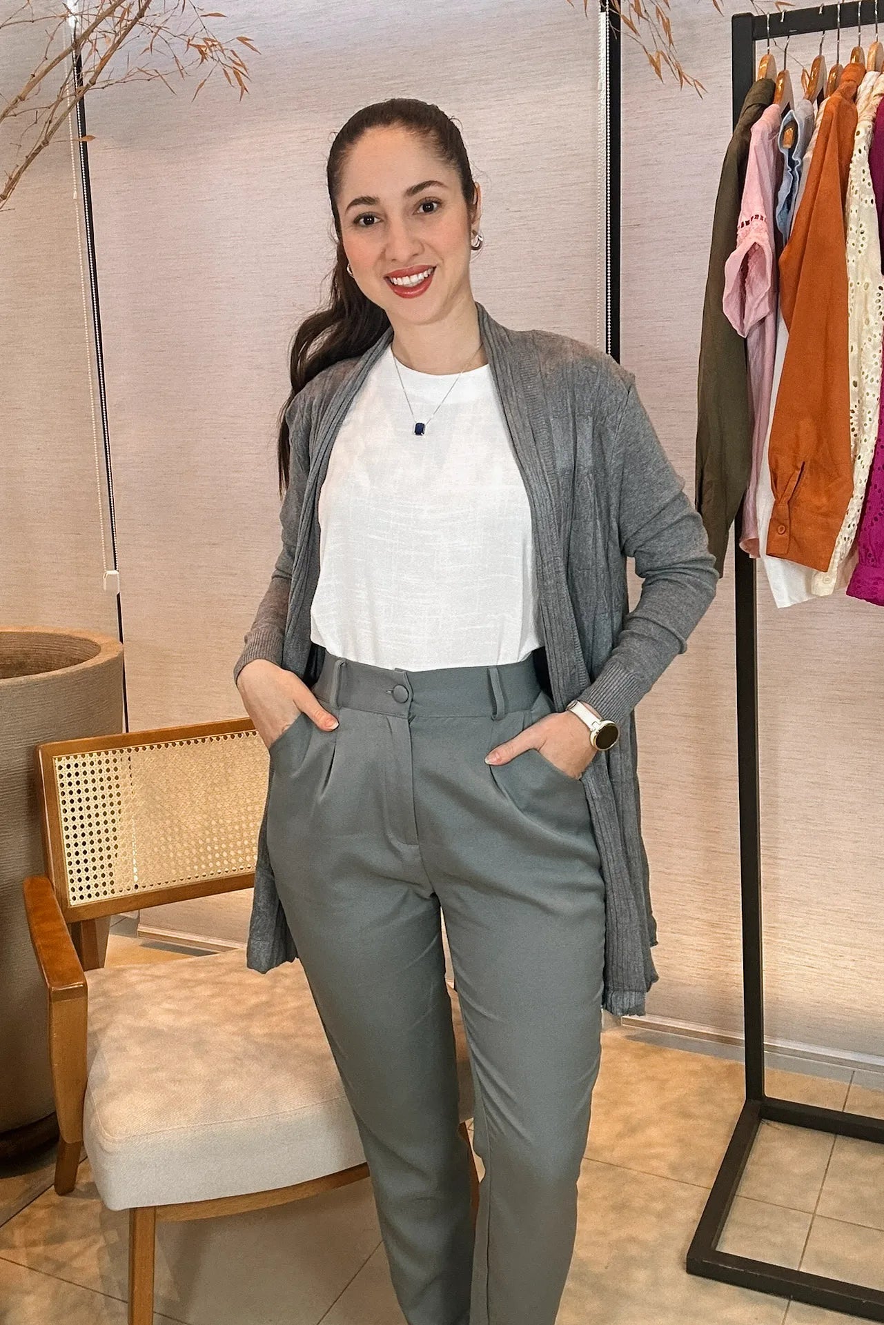 Conjunto: Blusa Regata Detalhe Bordado em Cotton Cloe Branca + Calça Cenoura Cinto Encapado Cinza + Cardigan Em Tricot Sublime Ana Clara Cinza