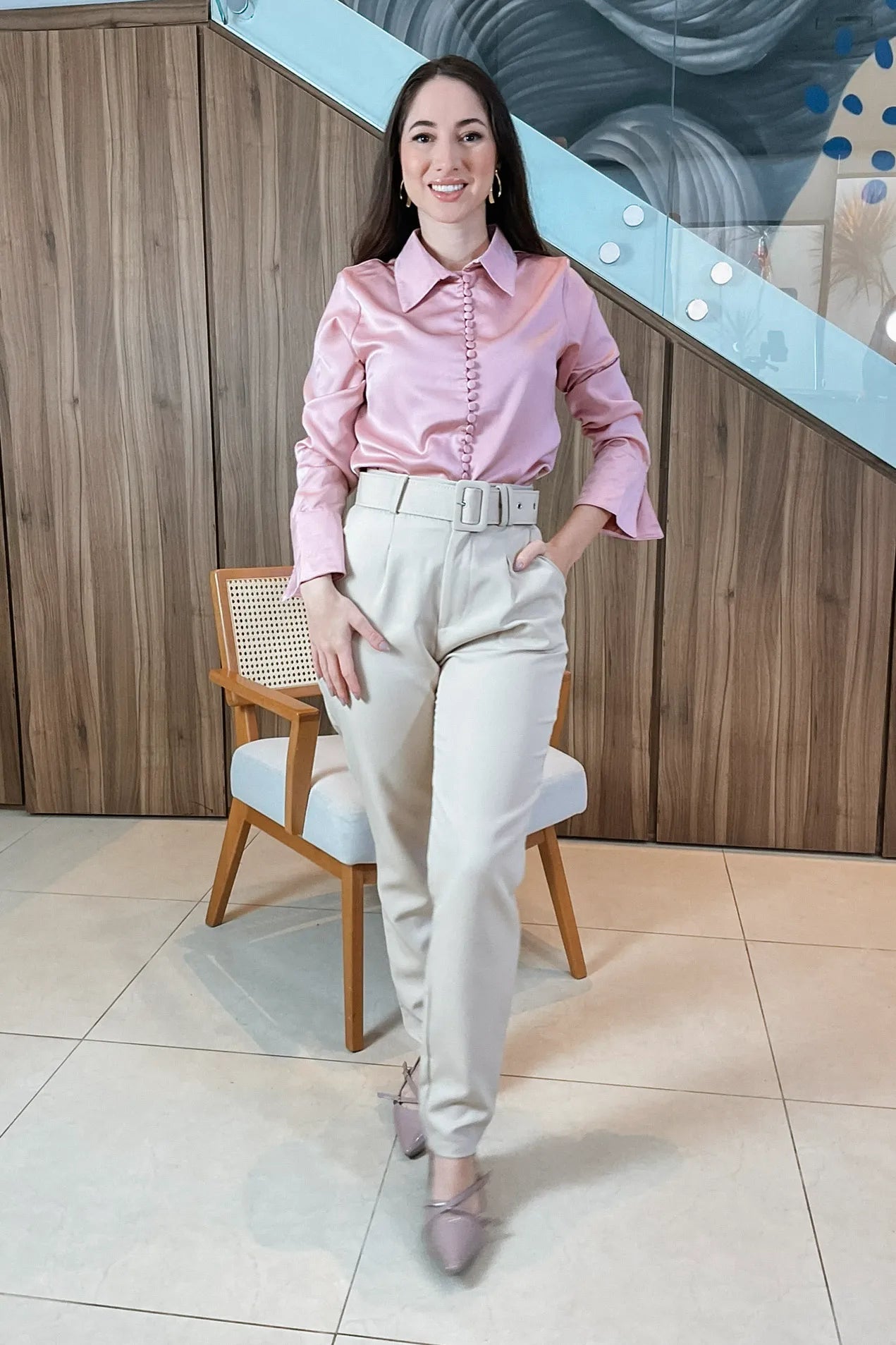 Conjunto: Camisa Manga Longa Classic Acetidado Detalhe Botões Silmara Rosa + Calça Cenoura Cinto Encapado Bege