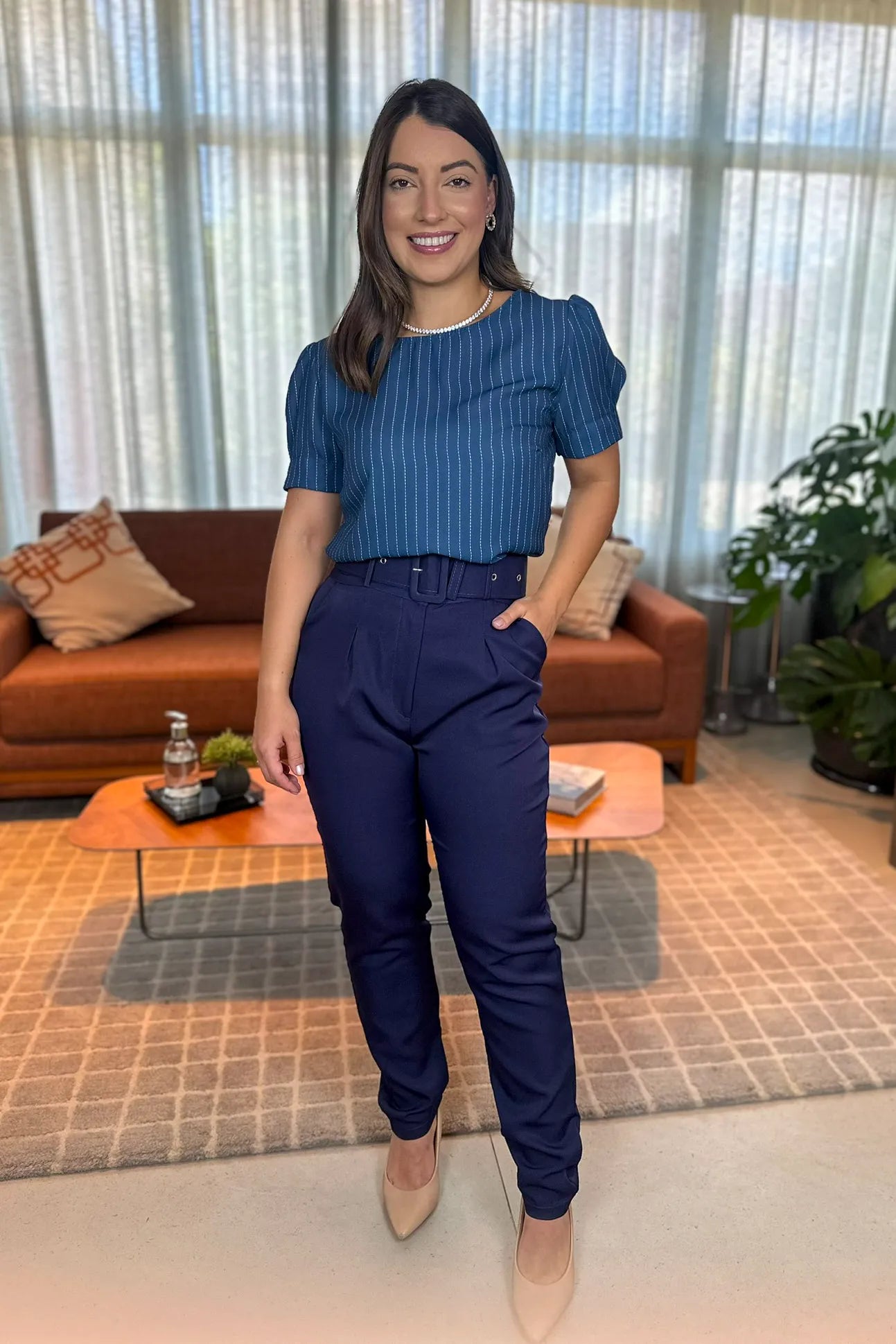 Conjunto: Blusa Manga Curta Risca de Giz Maira Azul Marinho + Calça Cinto Encapado Cenoura Azul Marinho