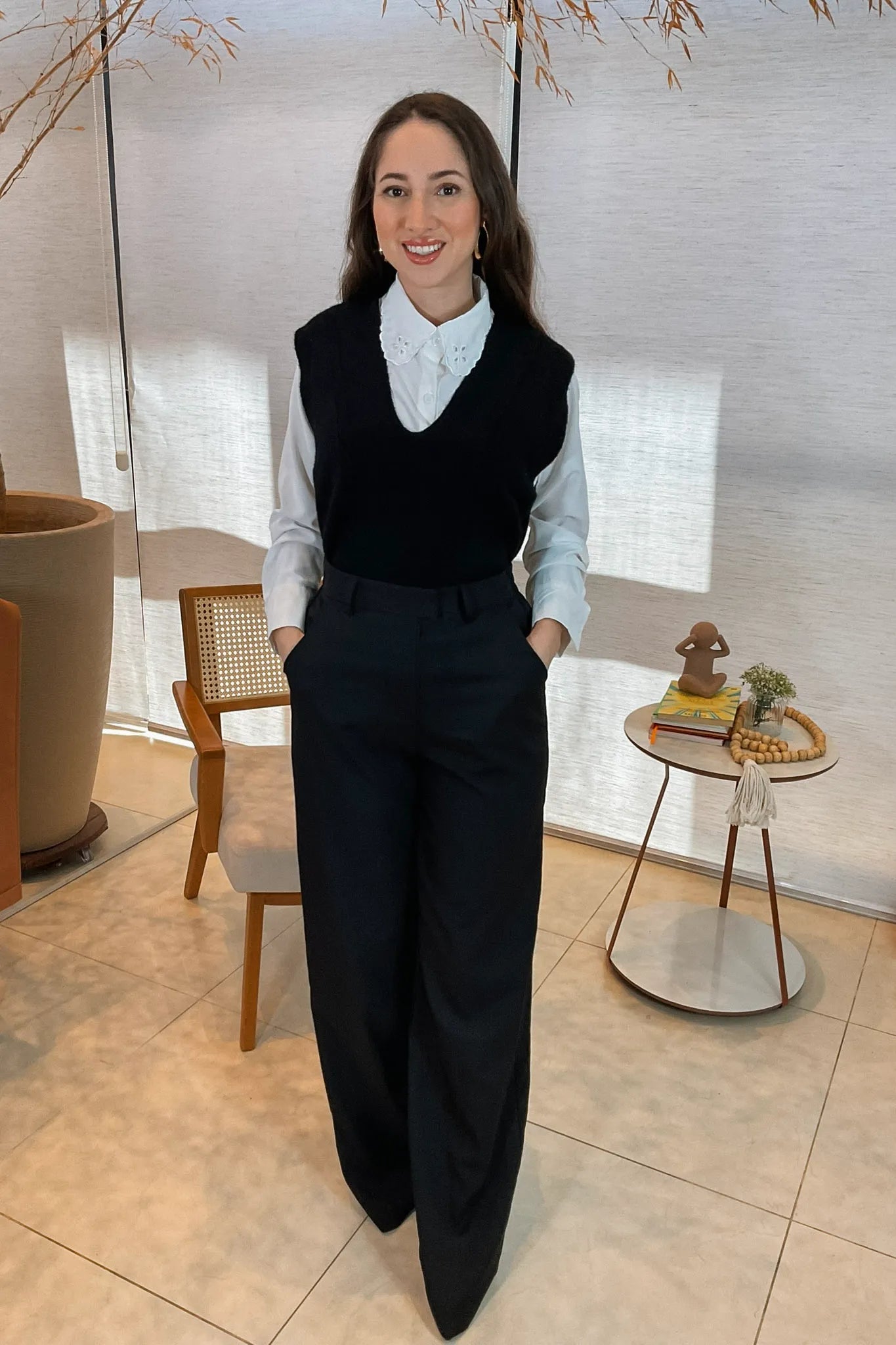Conjunto: Camisa Manga Longa Detalhe Bordado Gola Clara Branca + Colete Em Tricot Mousse Amelie Preto +Calça Pantalona Alfaiataria Lisse Luna Preta