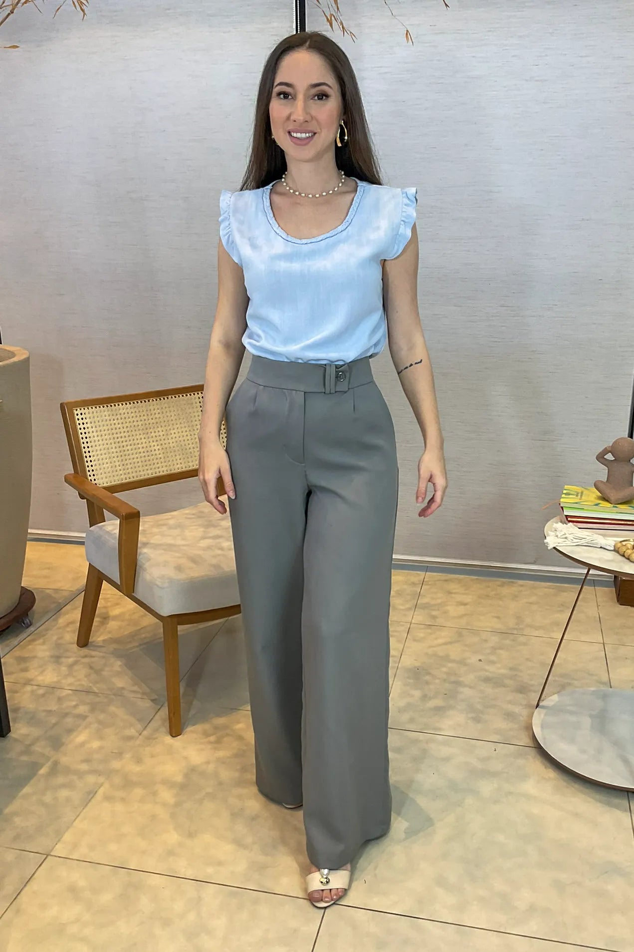 Conjunto: Blusa Detalhe Gola Trançada Em Visco-linho Laura Azul + Calça Pantalona Alfaiataria Mariane Cinza