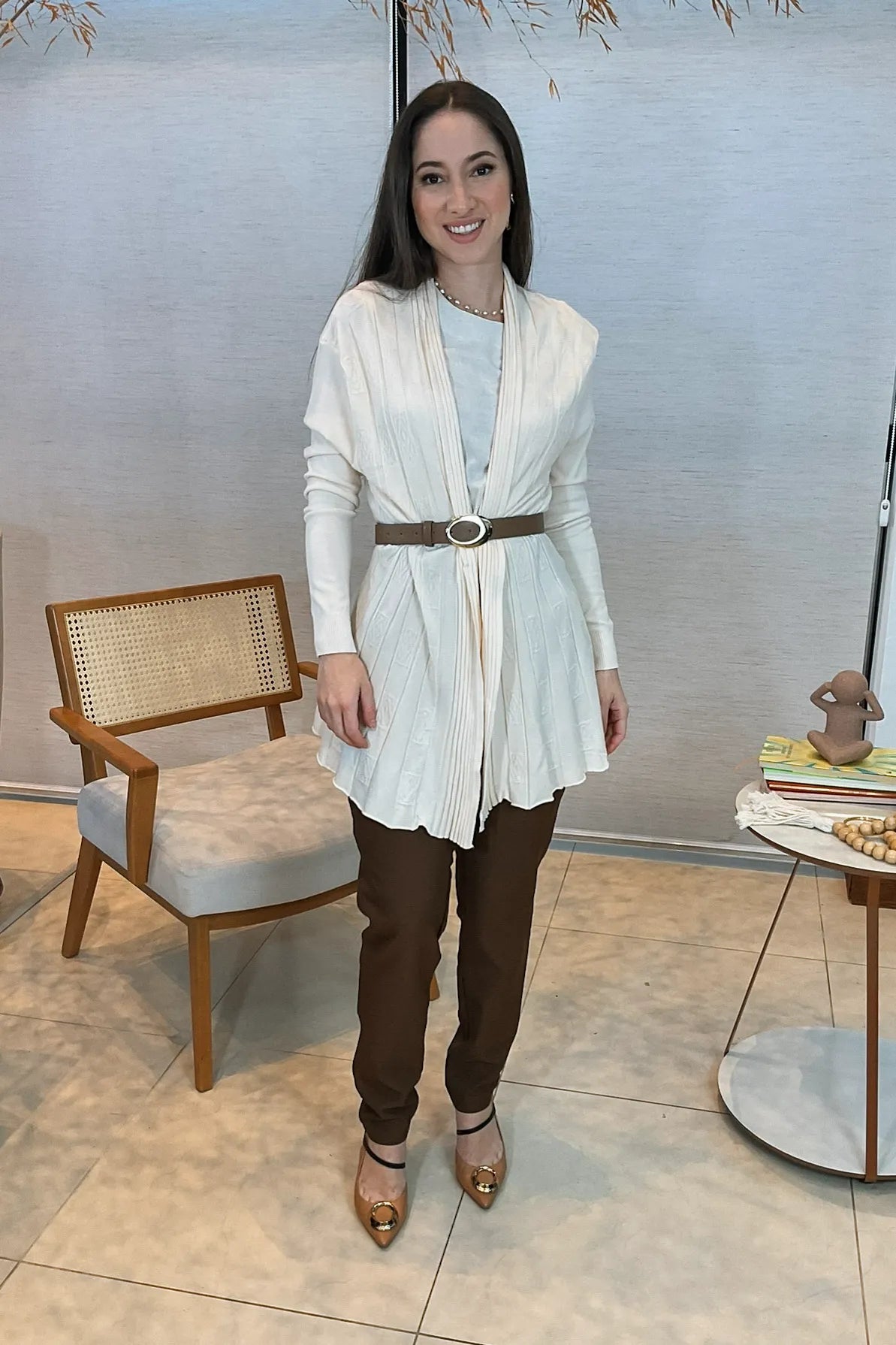 Conjunto: Blusa Regata Detalhe Bordado em Cotton Cloe Creme + Calça Corte Reto Em Alfaiataria Lisse Alicia Marrom + Cardigan Em Tricot Sublime Ana Clara Off White