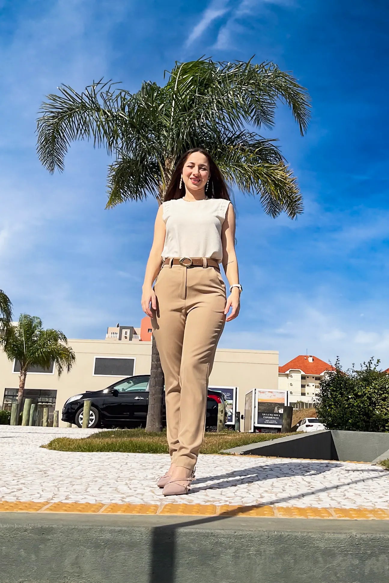 Conjunto: Blusa Regata Detalhe Bordado em Cotton Cloe Creme + Calça Corte Reto Em Alfaiataria Lisse Alicia Bege