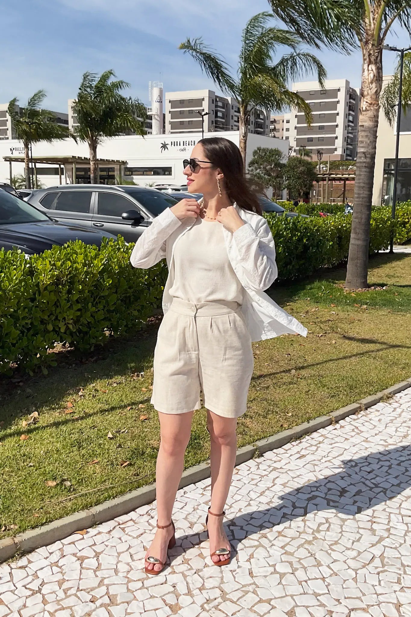 Conjunto: Blusa Regata Detalhe Bordado em Cotton Cloe Creme + Short Em Linho Abigail Bege + Camisa Manga Longa em Laise Dalila Branca