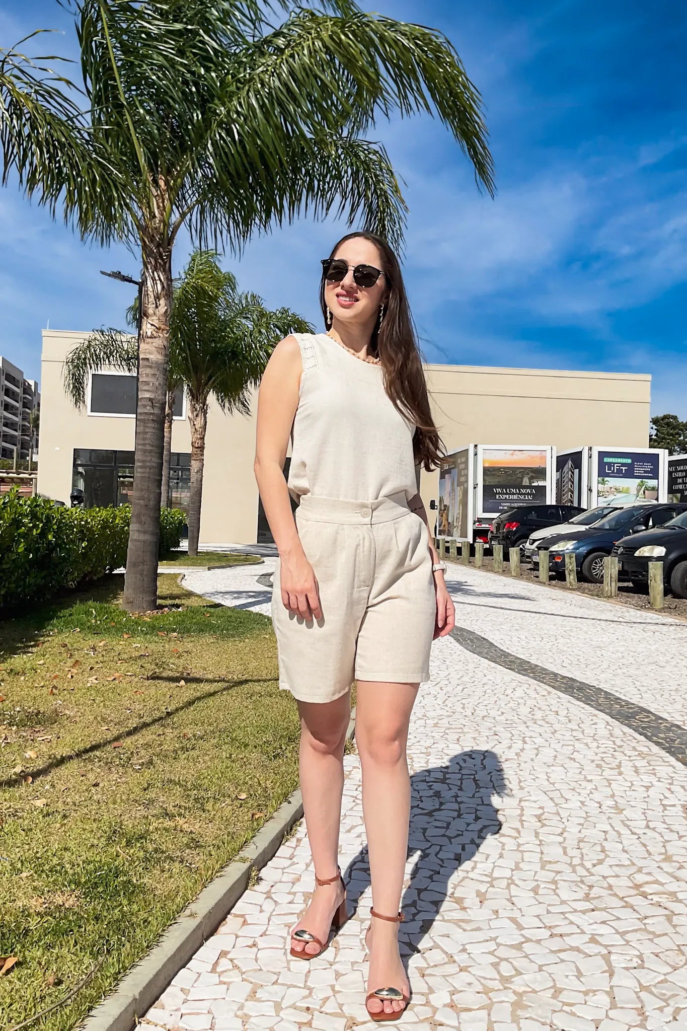 Conjunto: Blusa Regata Detalhe Bordado em Cotton Cloe Creme + Short Em Linho Abigail Bege