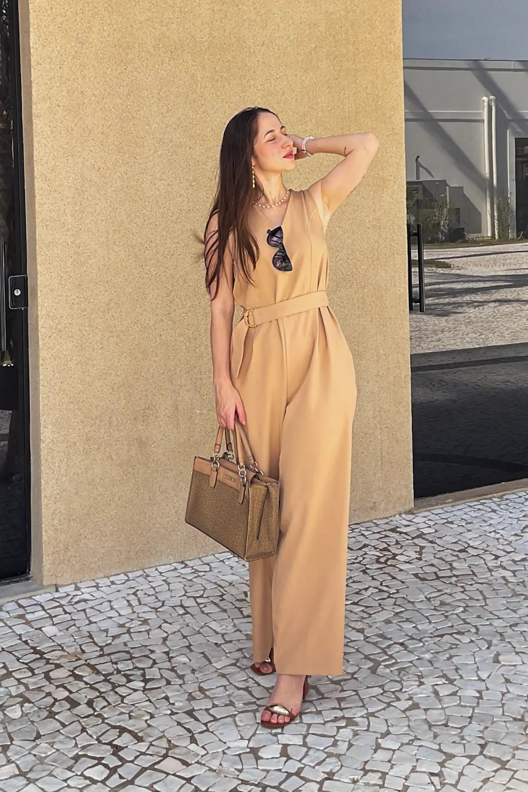 Macacão Pantalona Detalhe Cinto Jéssica Bege