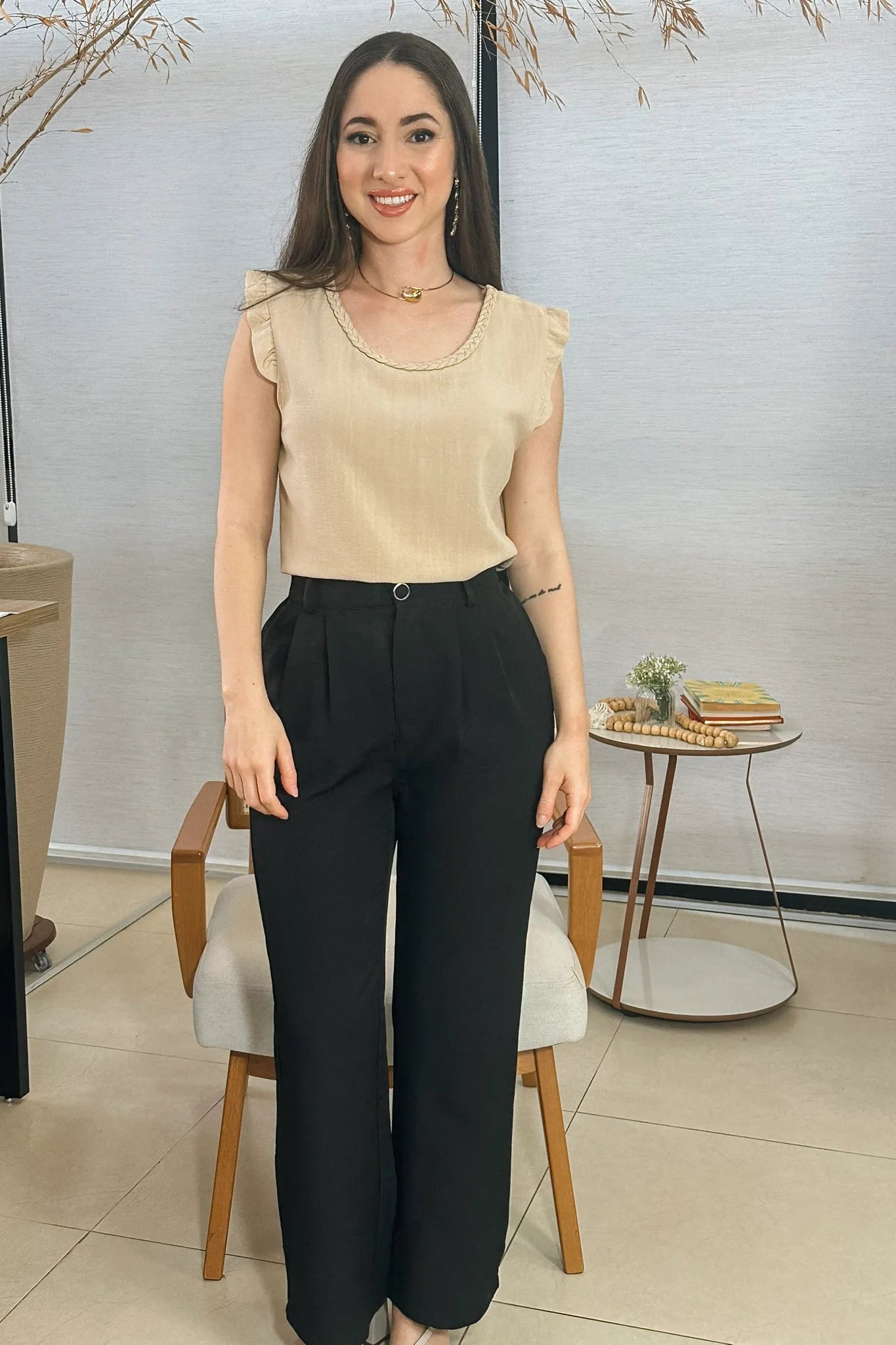 Conjunto: Blusa Detalhe Gola Trançada Em Visco-linho Laura Bege + Calça Pantalona Crepe Milano Detalhe Botão Encapado Elena Preta