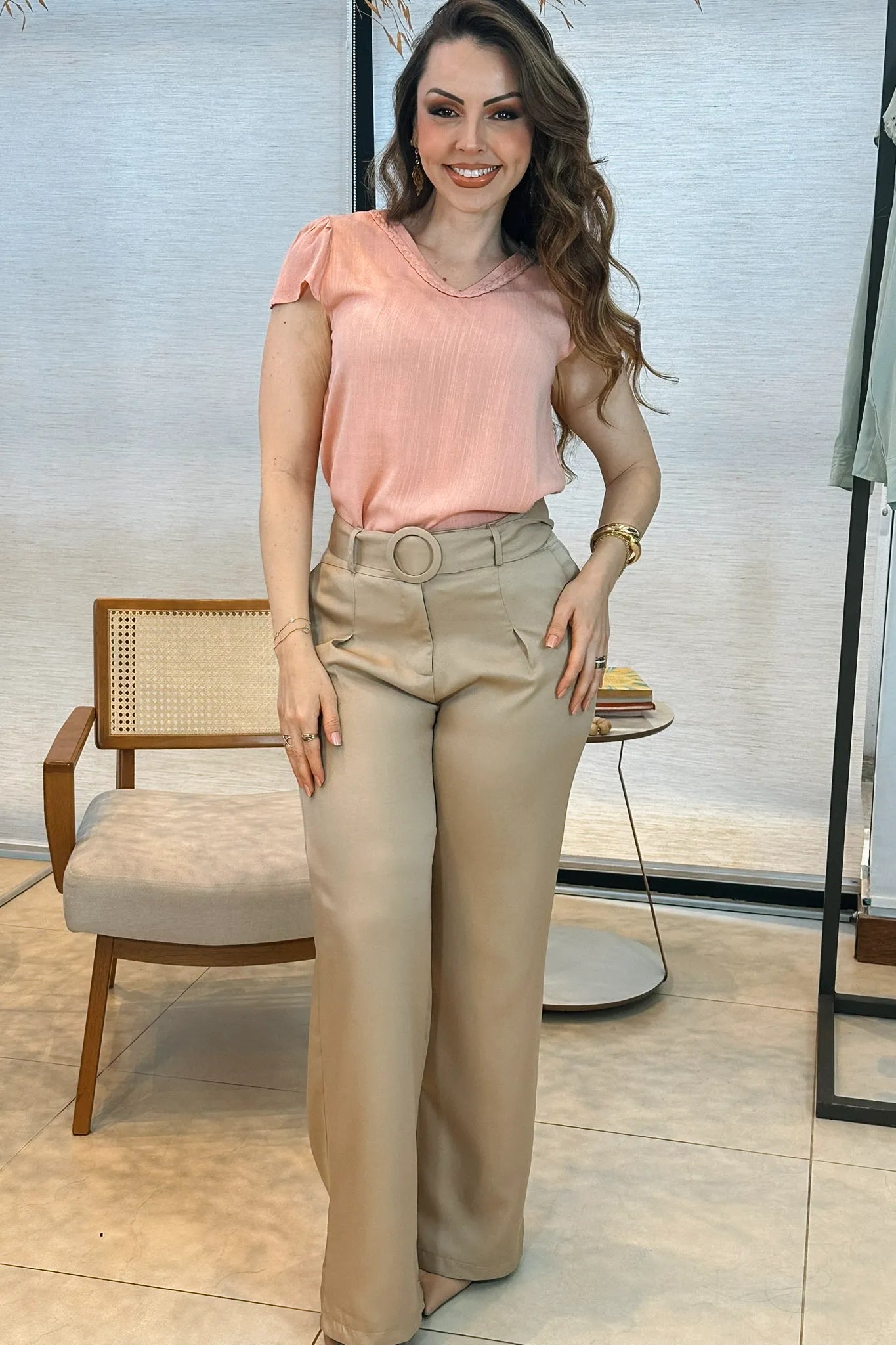 Conjunto: Blusa Manga Curta Detalhe Gola Trançada Visco-linho Leila Rosa + Calça Corte Reto Detalhe Cinto Priscila Bege