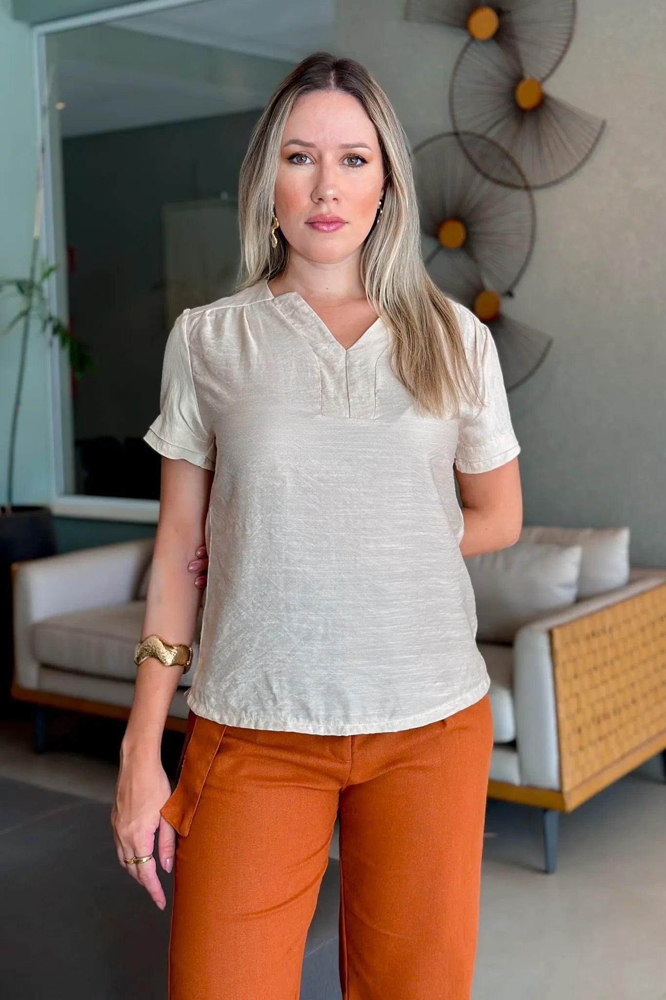 Blusa Manga Curta Decote "V" Graziela Bege