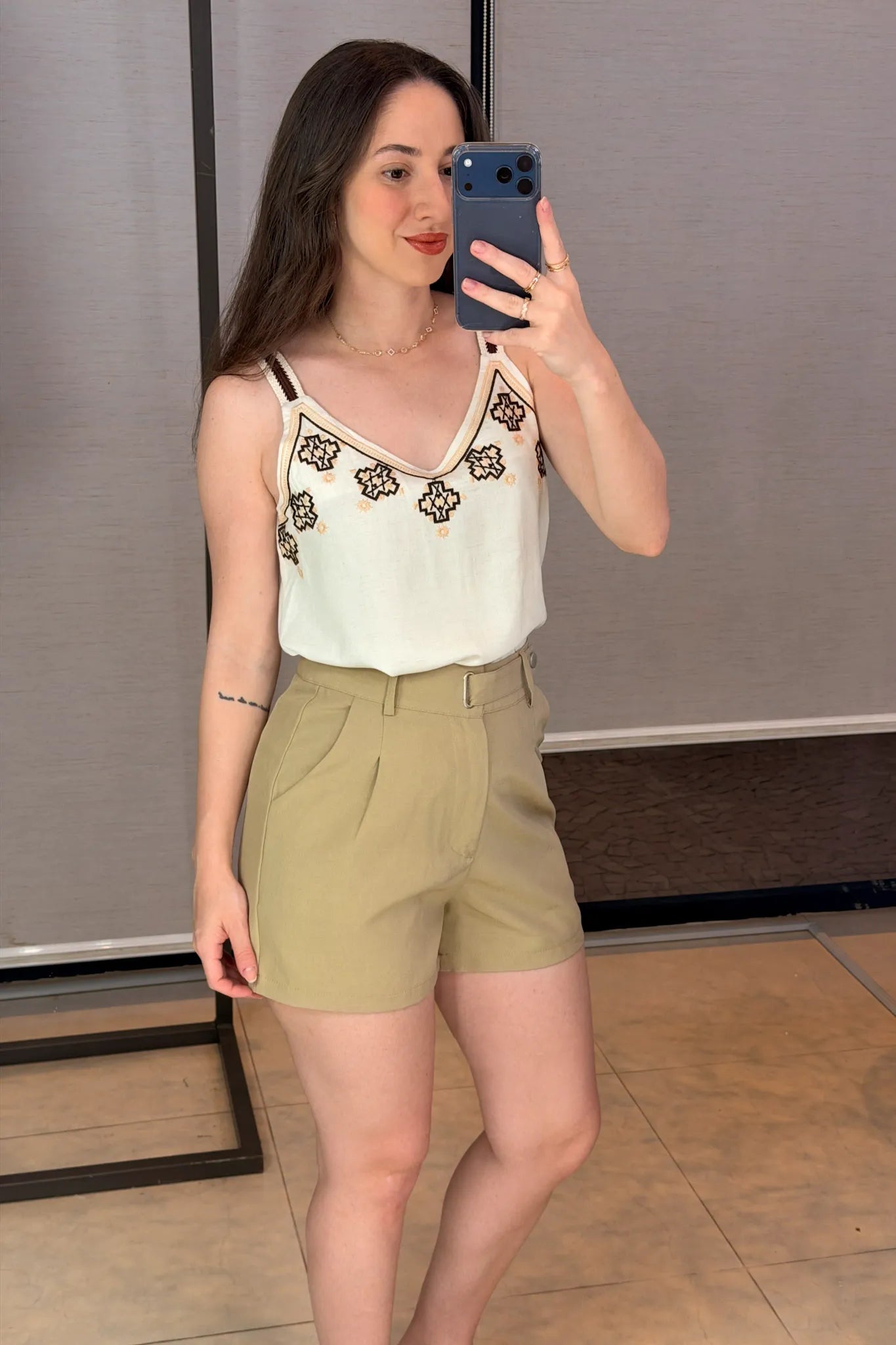 Conjunto: Regata Detalhe Bordado Decote Busto Visco Linho Luciana Branca + Shorts Detalhe Fivela Metálica Alfaiataria Lux Eliane Verde