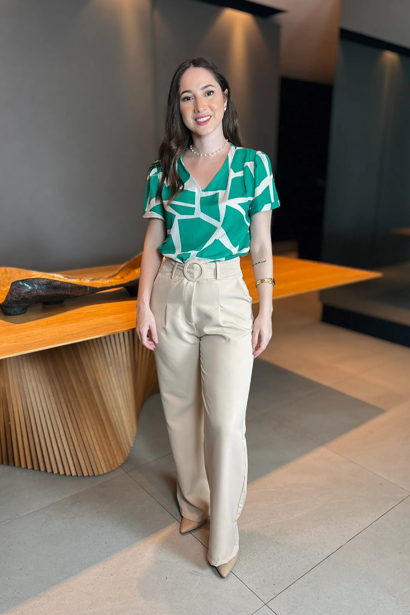 Conjunto: Blusa Manga Curta Decote "V" Paloma Geométrica Verde + Calça Corte Reto Detalhe Cinto Priscila Bege