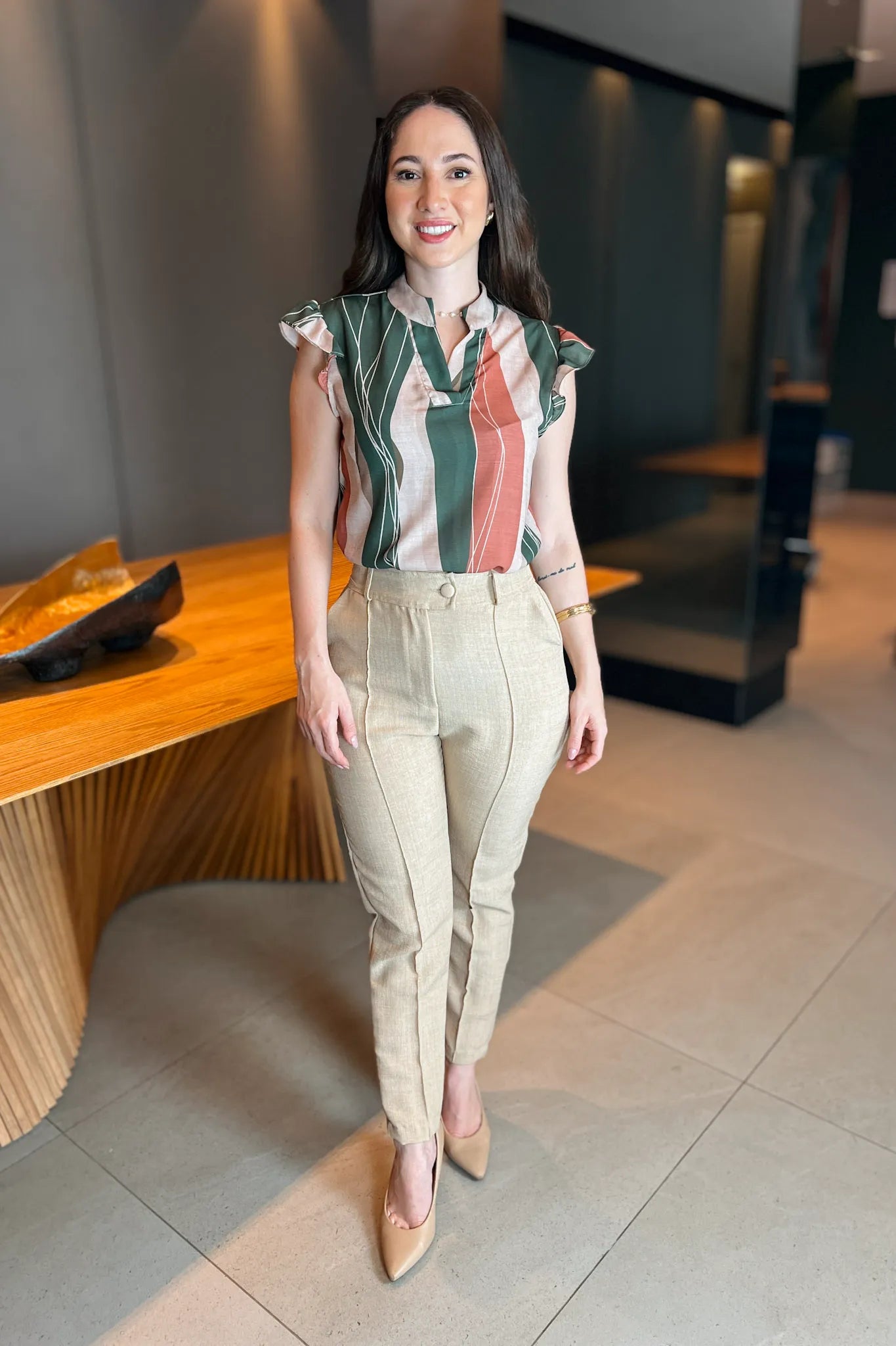 Conjunto: Blusa Decote "V" Babados Manga Taina Estampada Verde + Calça Detalhe Cós Assimétrico Poli-linho Amanda Bege