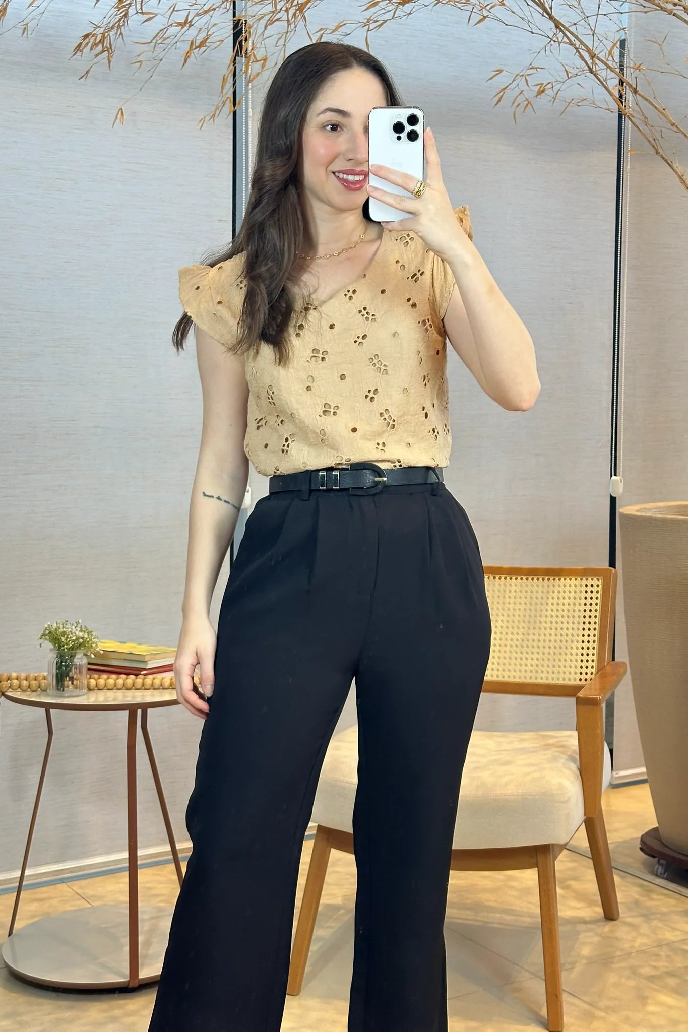 Conjunto: Blusa Regata Em Algodão Textura Bordada Laise Suzy Bege + Calça Pantalona Crepe Milano Detalhe Botão Encapado Elena Preta