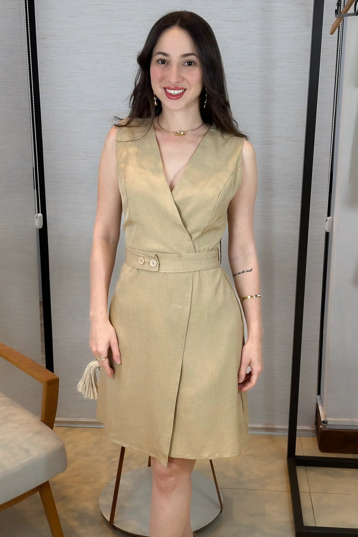 Vestido Decote "V" Regata Detalhe Cinto Soft Elegance Malu Bege