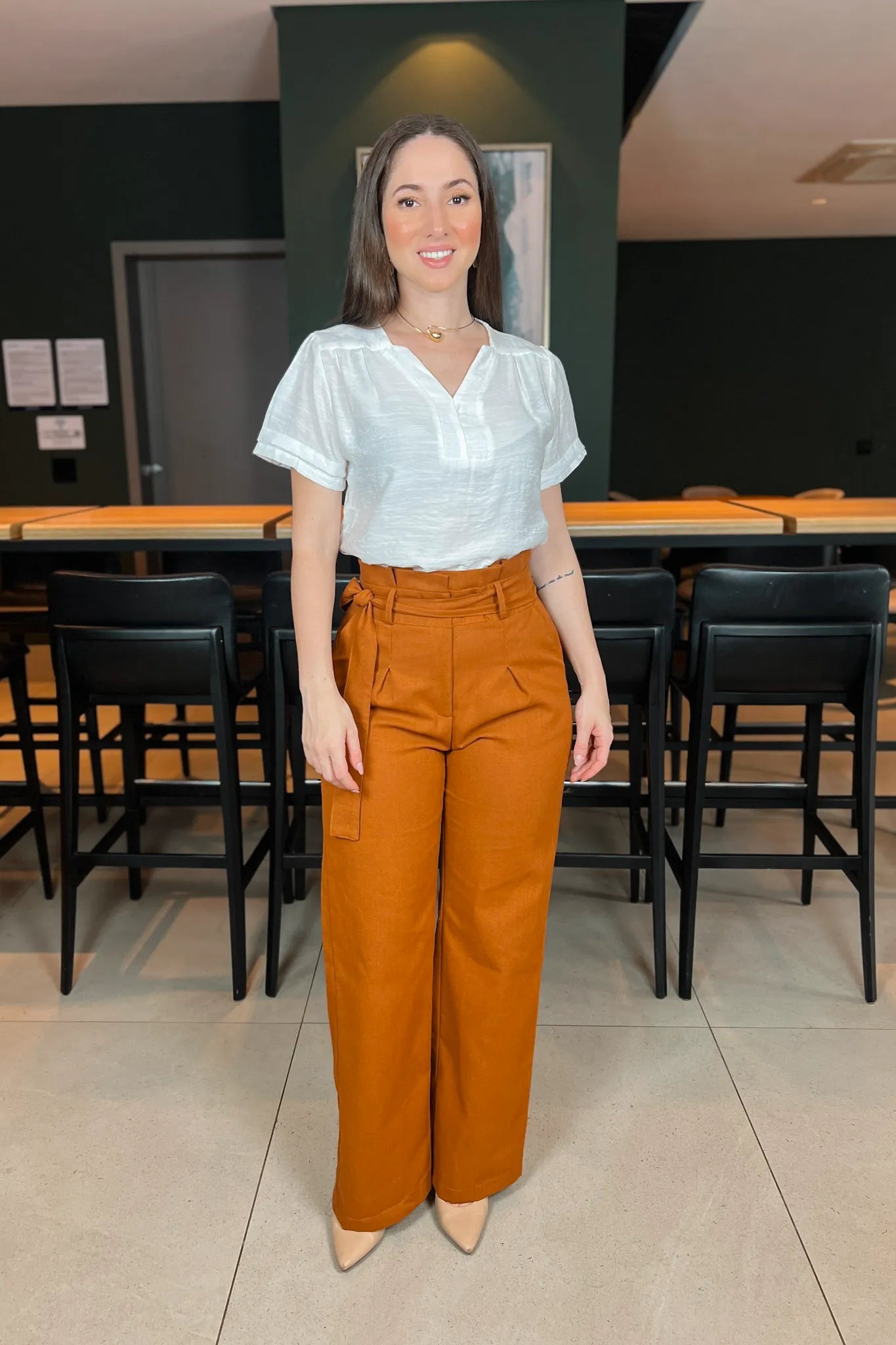 Conjunto: Blusa Manga Curta Decote "V" Graziela Branca + Calça Pantalona Clochard Em Linho Detalhe Cós Melissa Marrom