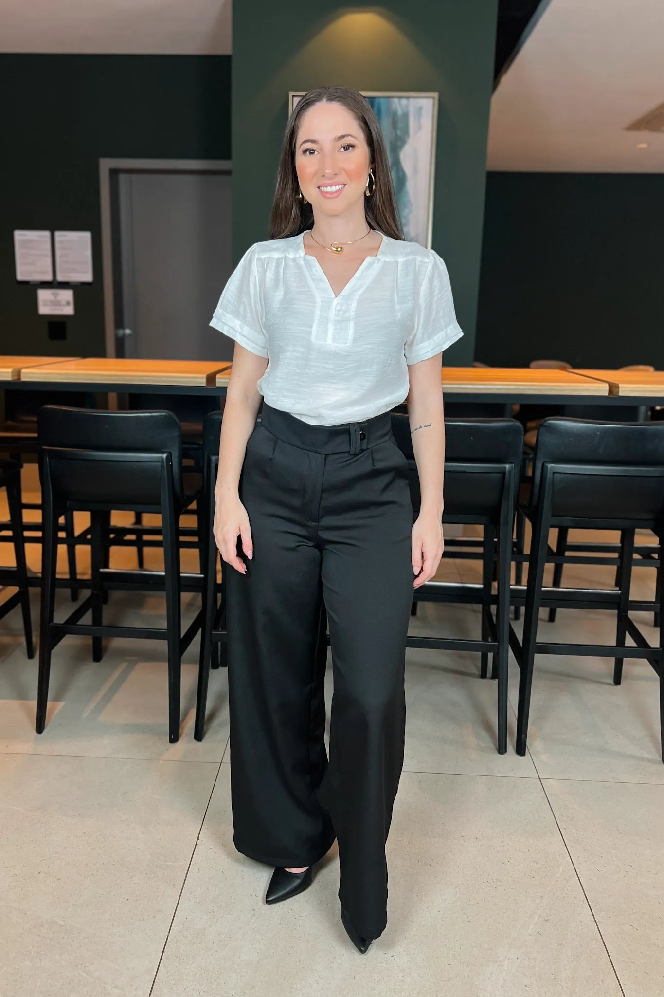 Conjunto: Blusa Manga Curta Decote "V" Graziela Branca + Calça Pantalona Alfaiataria Mariane Preta