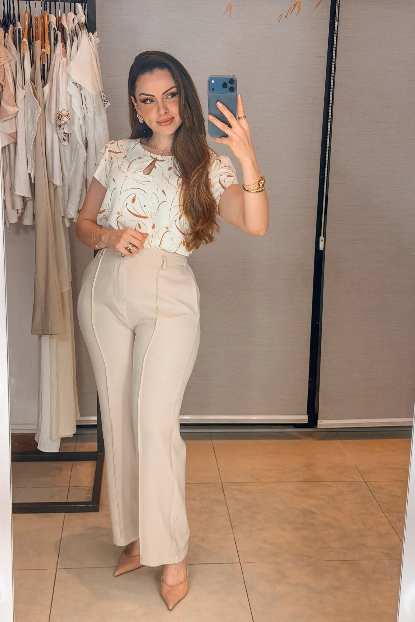 Conjunto: Blusa Manga Curta Transpassada Celina Estampada Marrom + Calça Pantalona Alfaiataria Botão Encapado Margareth Creme