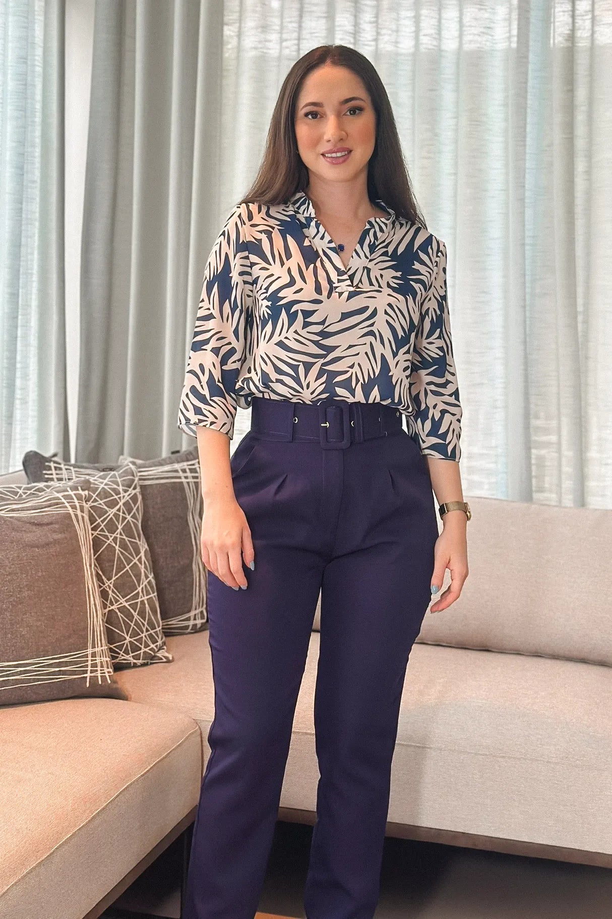 Conjunto: Blusa Manga 3/4 Decote "V" Deise Estampada Azul + Calça Cinto Encapado Cenoura Azul Marinho