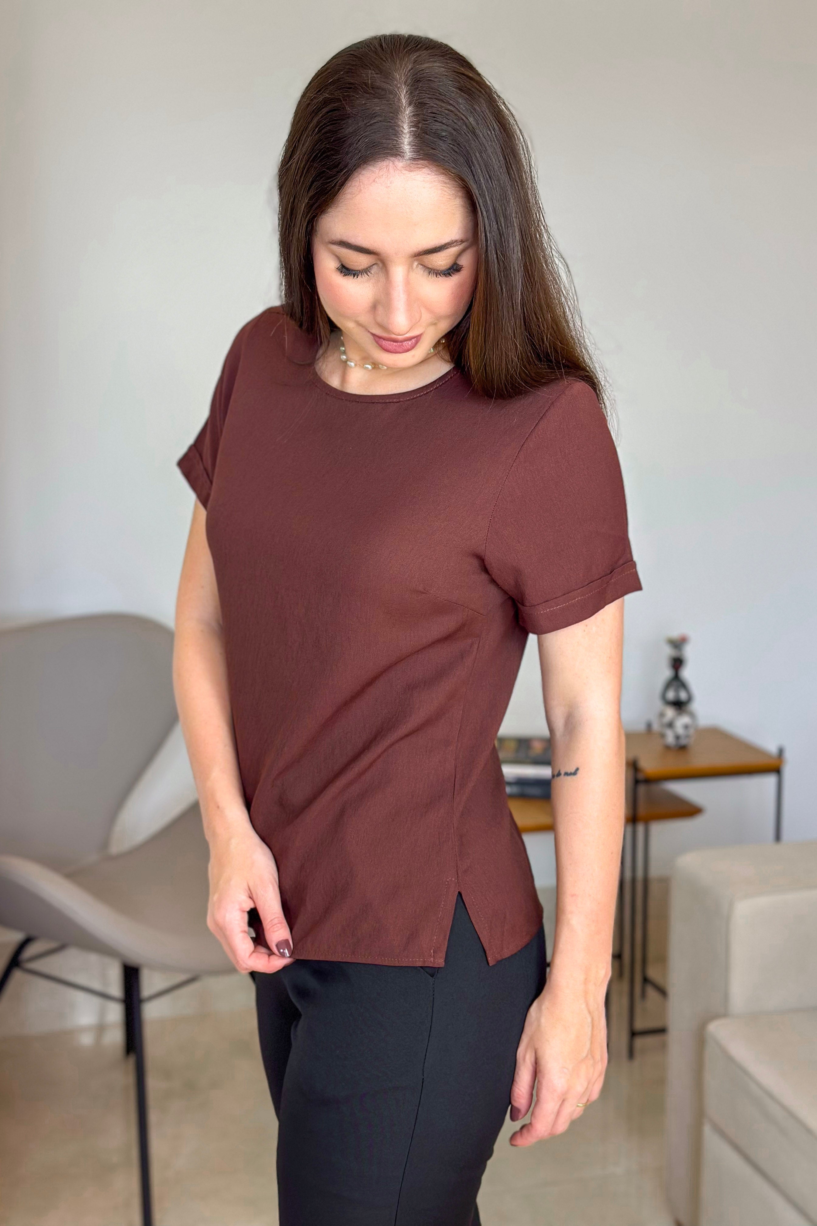 Blusa Manga Curta Em Visco Soft Recorte Costa Detalhe Ondulado Julieta Marrom