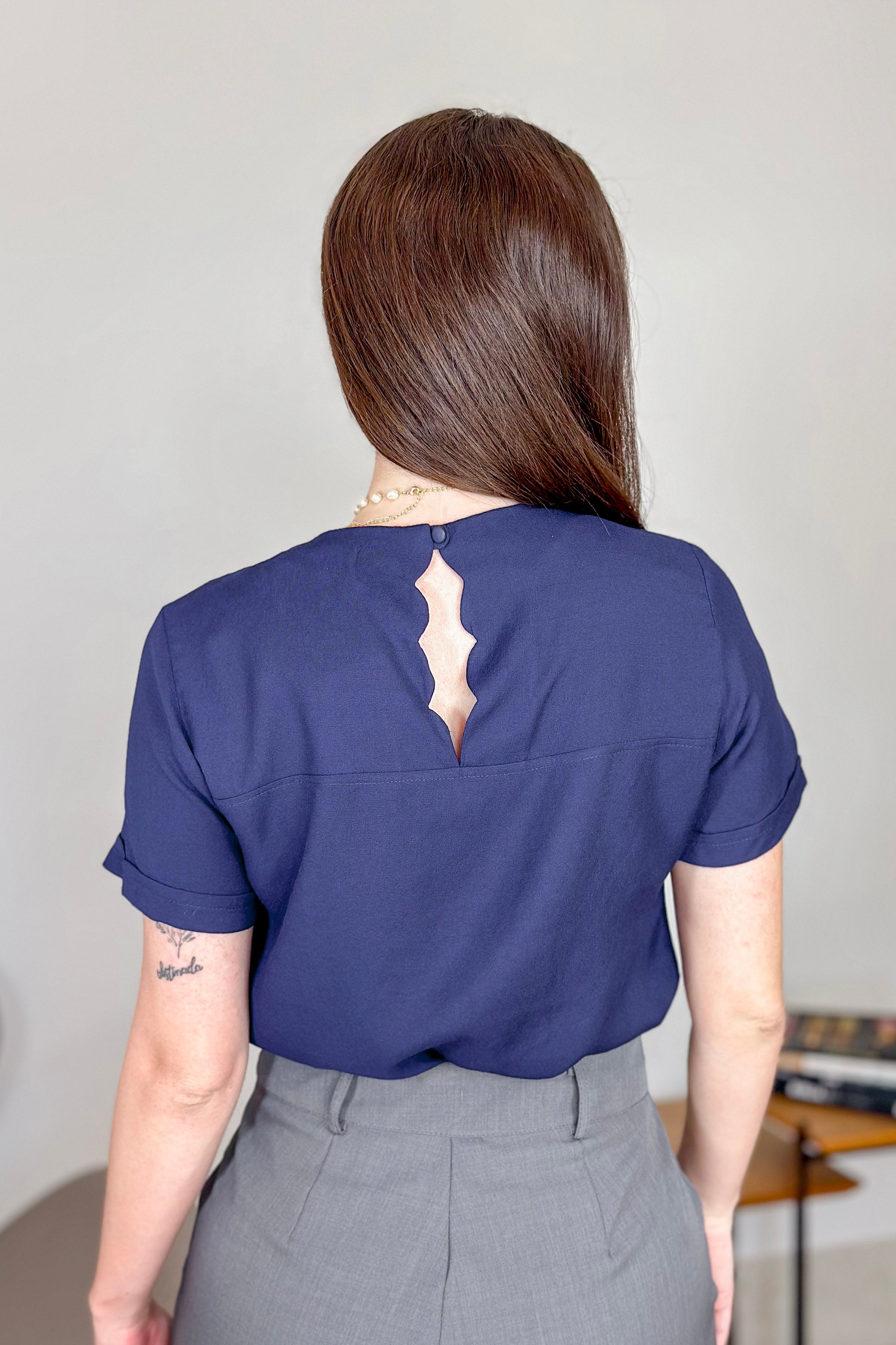 Blusa Manga Curta Em Visco Soft Recorte Costa Detalhe Ondulado Julieta Azul Marinho