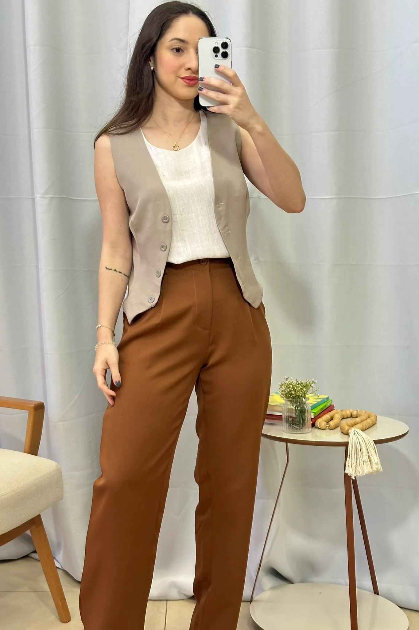 Conjunto: Blusa Regata Detalhe Bordado Visco-linho Ana Maria Braga Branca + Colete Curto Regata Alfaiataria Detalhe Botões Paolla Oliveira Bege + Calça Corte Reto Alfaiataria Detalhe Bolso Adriana Esteves Marrom