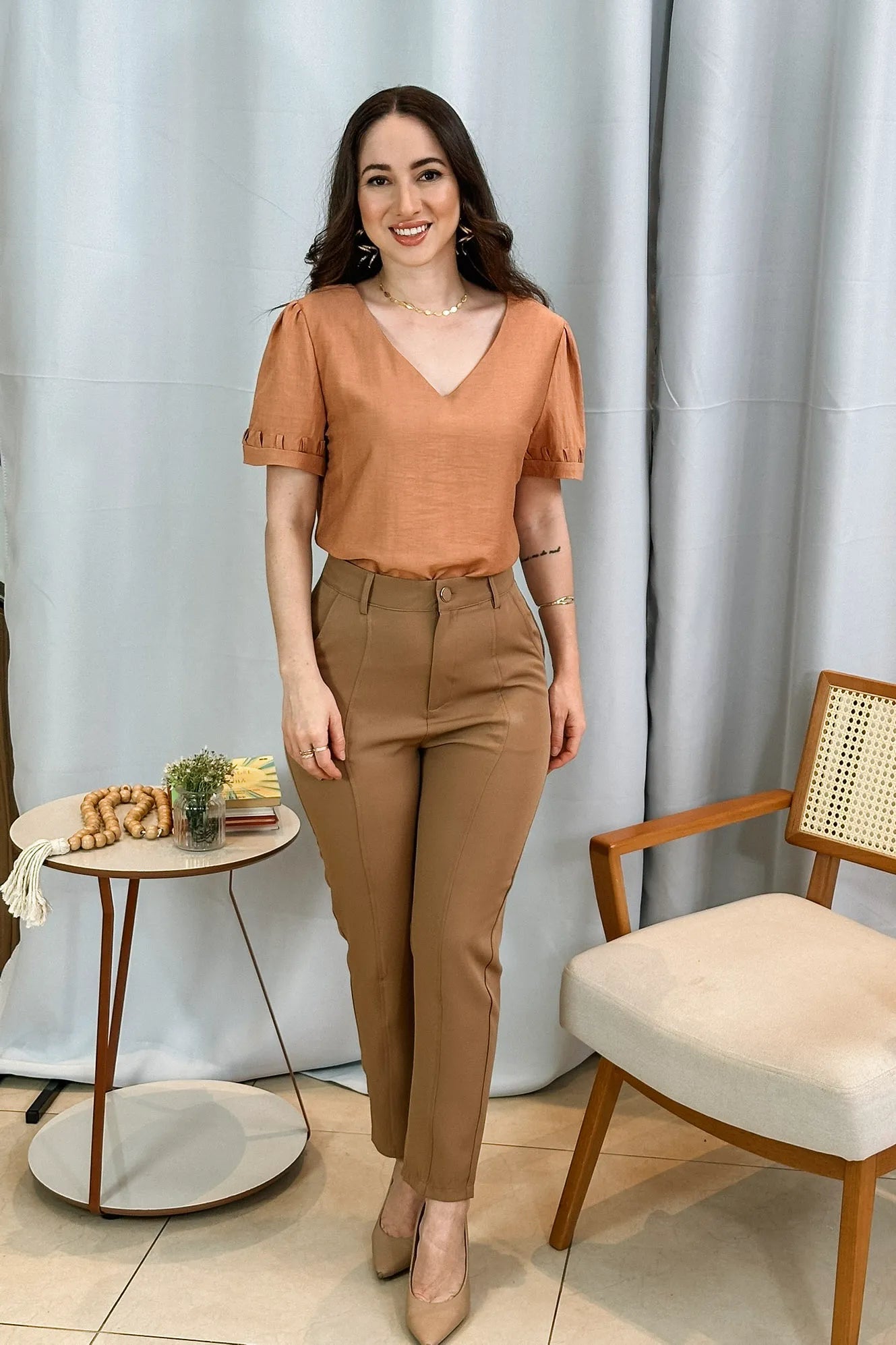 Conjunto: Blusa Manga Curta Decote "V" Visco Nature Gal Costa Bege + Calça Corte Reto Detalhe Friso Crepe Milano Eliana Bezerra Bege