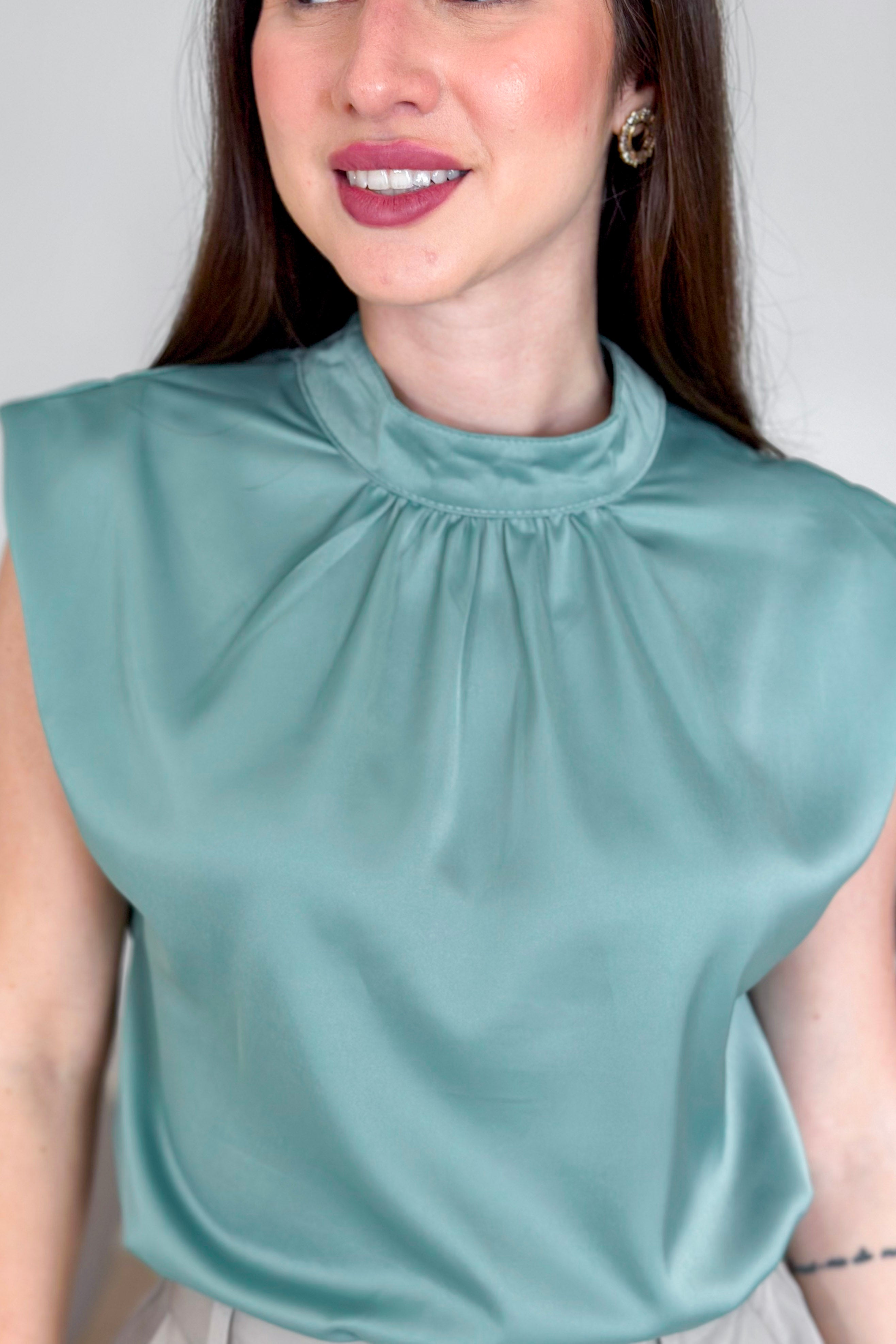 Blusa Regata em Poly Silk Detalhe Pregas Colo Lorrana Verde