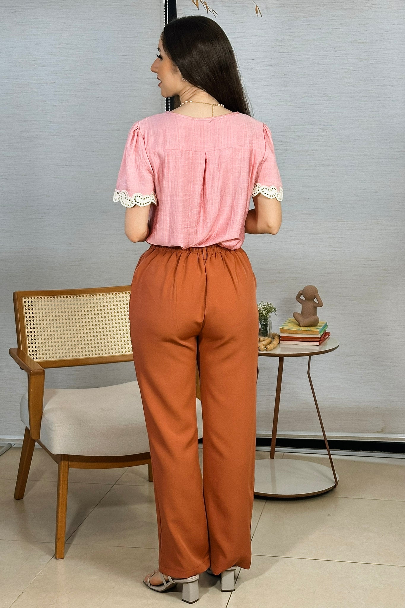 Conjunto: Blusa Manga Curta Detalhe Decote “V” Visco Essenza Elen Rosa + Calça Pantalona Crepe Milano Detalhe Botão Encapado Elena Terracota