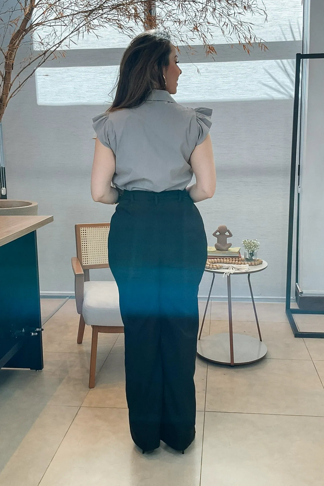 Conjunto: Camisa Manga Curta Detalhe Laço Thamires Cinza + Calça Corte Reto Detalhe Cinto Priscila Preta