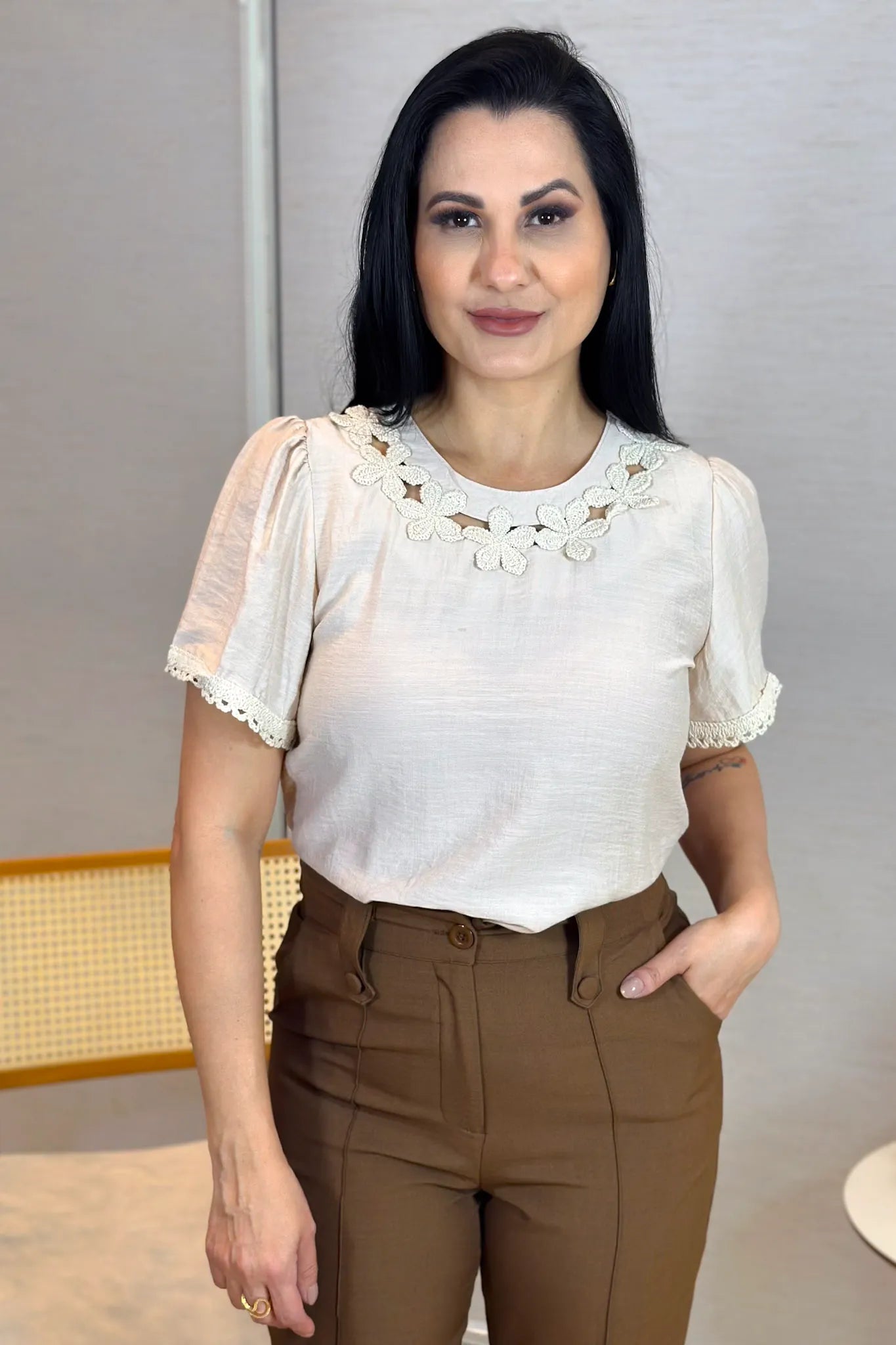 Blusa Manga Curta Visco Acetinado Detalhe Bordado Mabel Creme